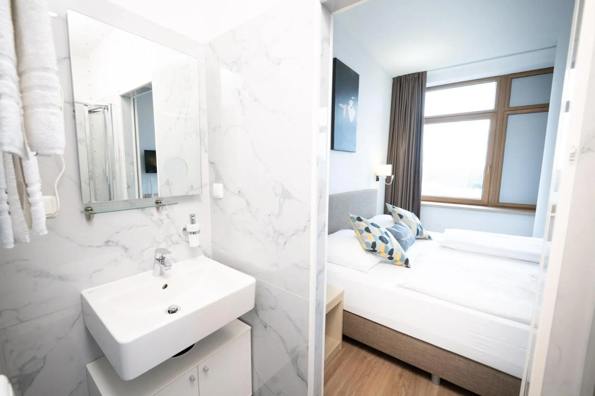 Bathroom, Bed in BO Hotel Hamburg