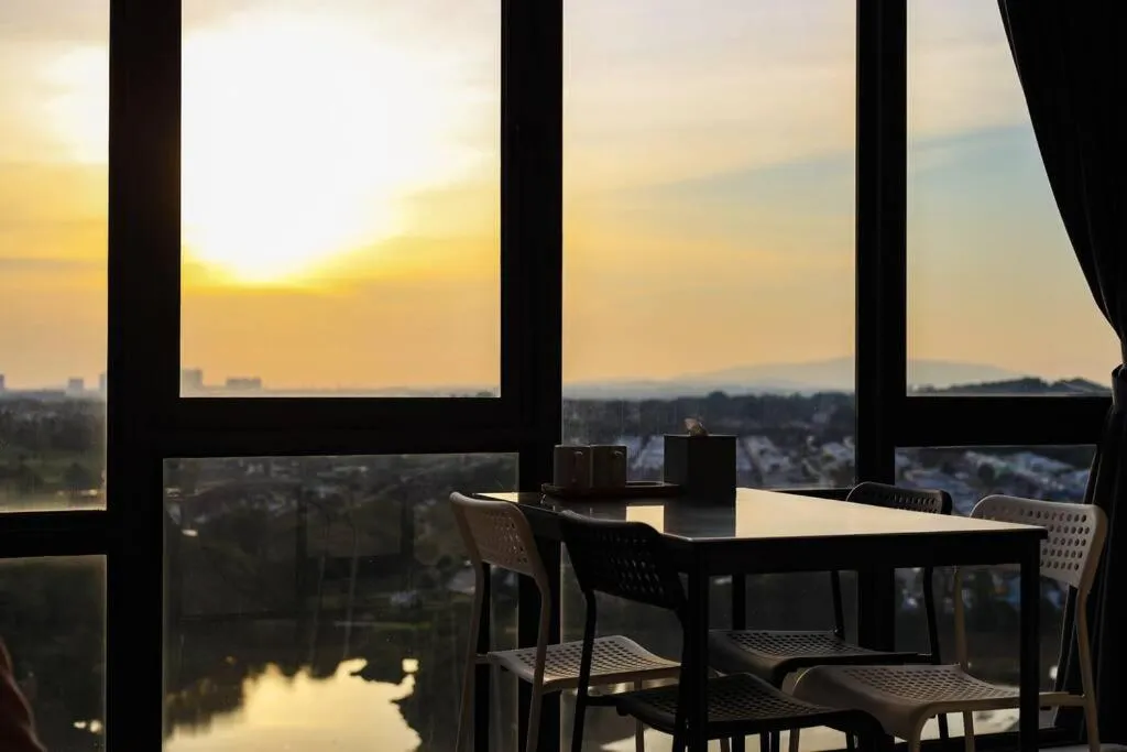 CUBE8TEEN#Austin Central #Walk to Little Paris