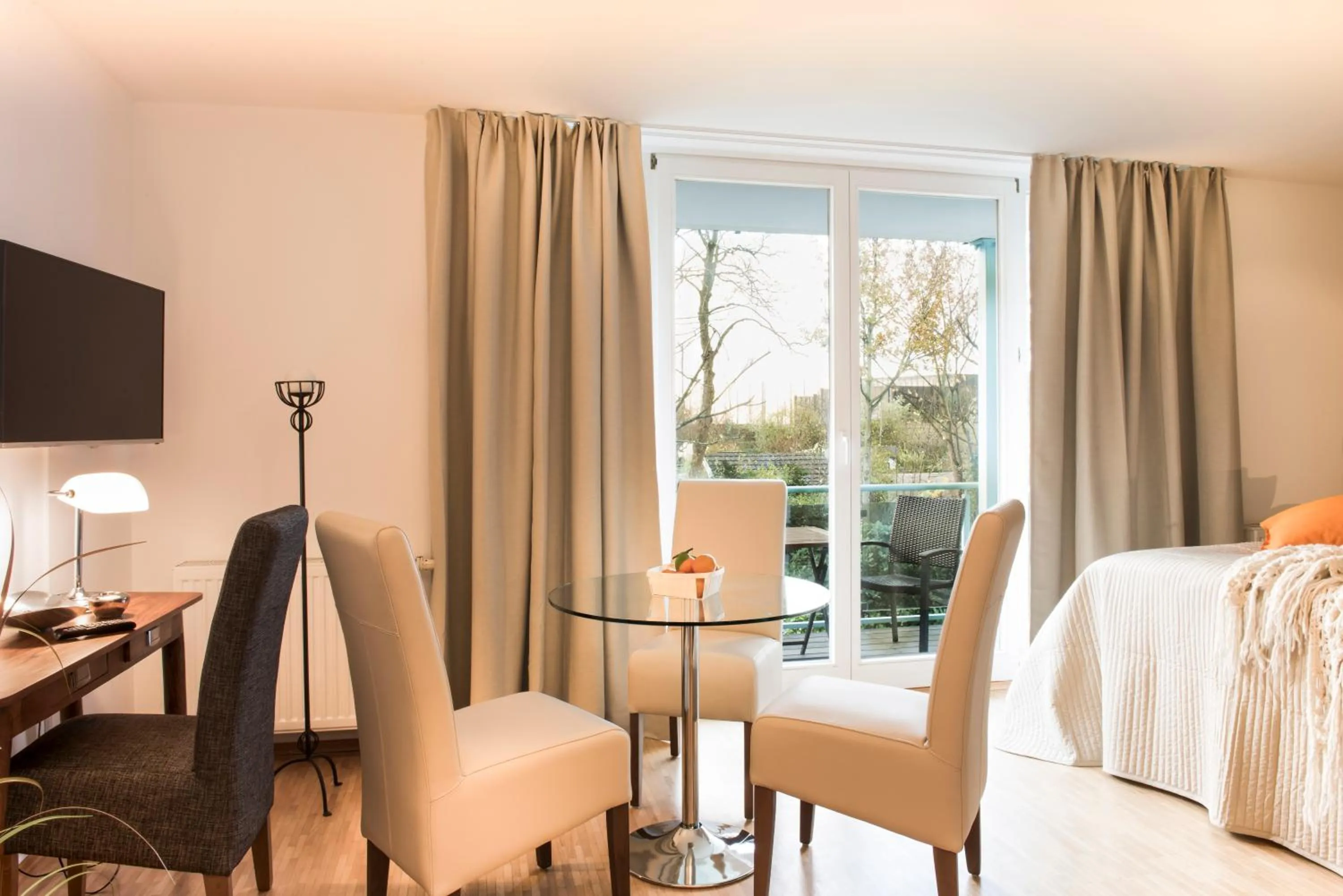 Photo of the whole room, Bed in Parkside Apartment House