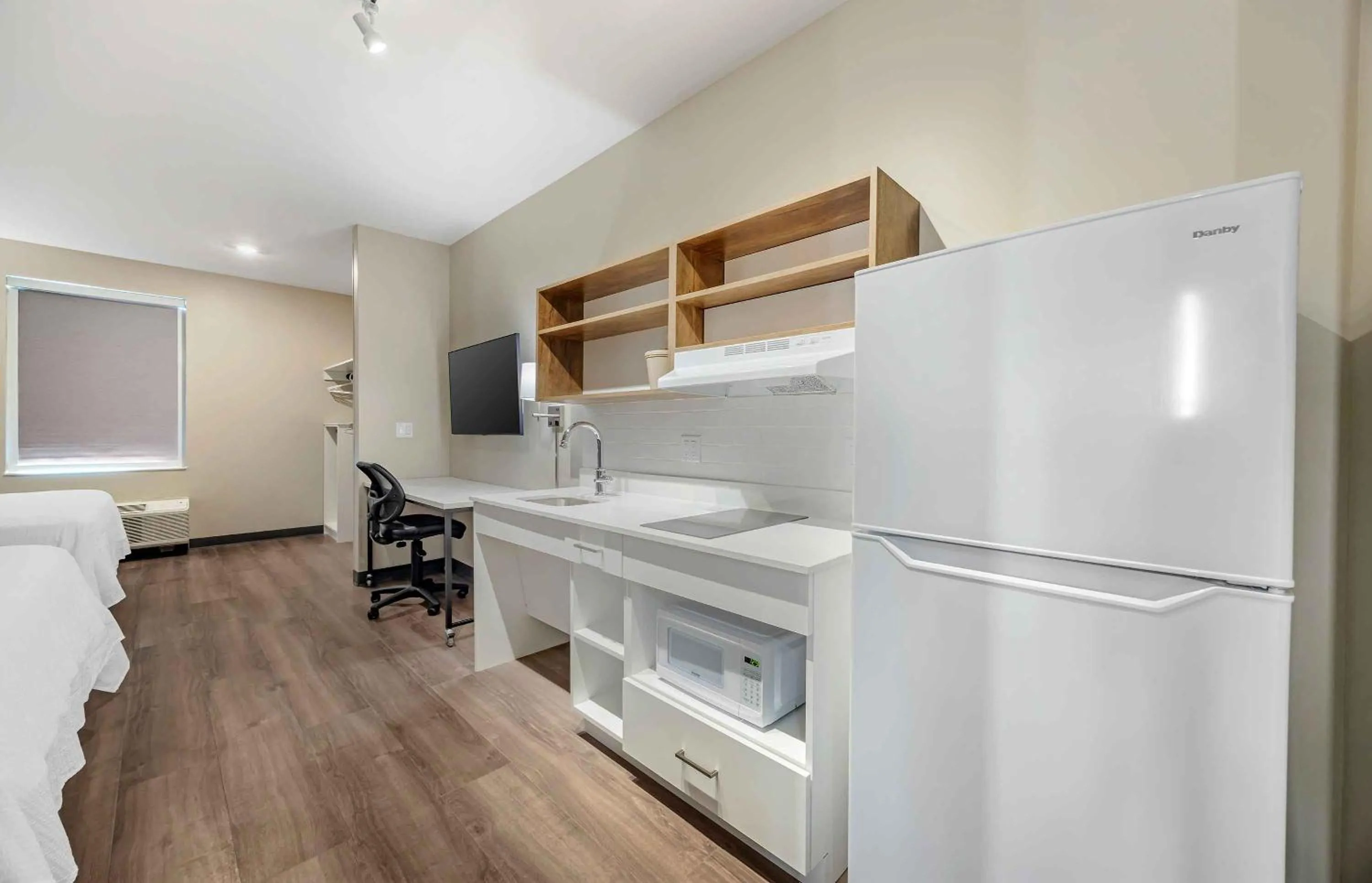 kitchen, Bed in Extended Stay America Premier Suites - Nashville - Smyrna