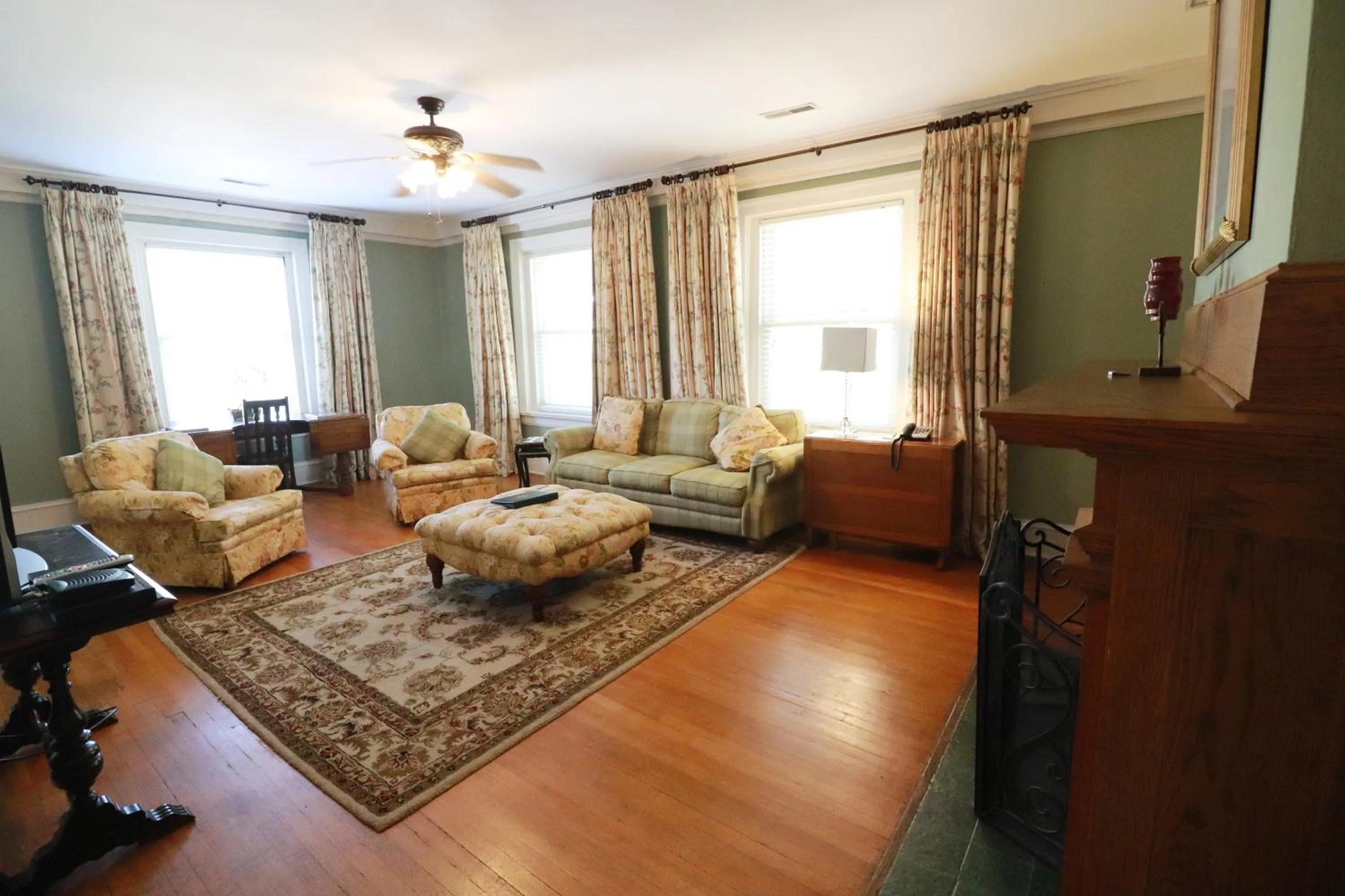 Living room in Inn at 835 Boutique Hotel