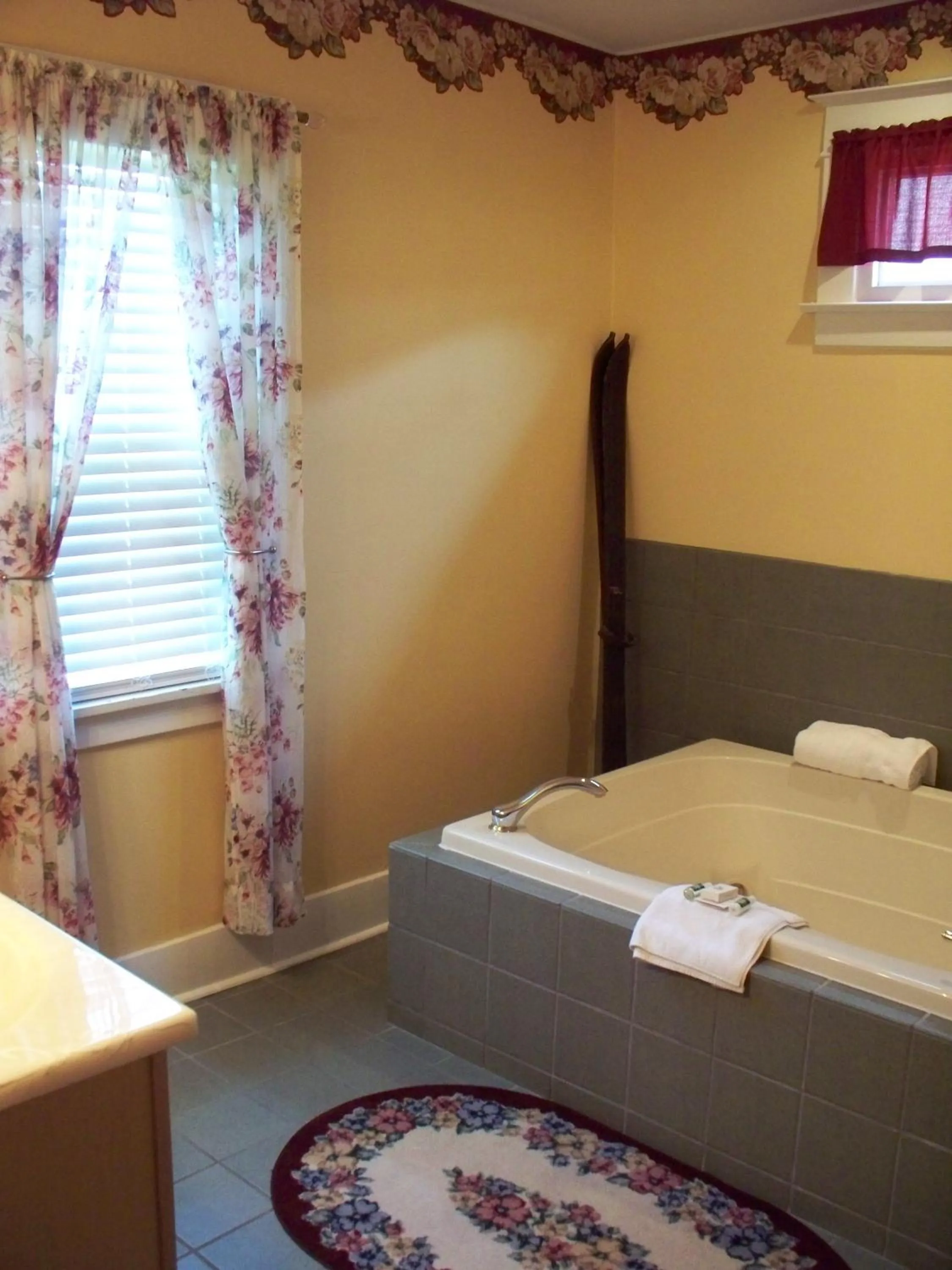 Bathroom, Bed in Inn at 835 Boutique Hotel