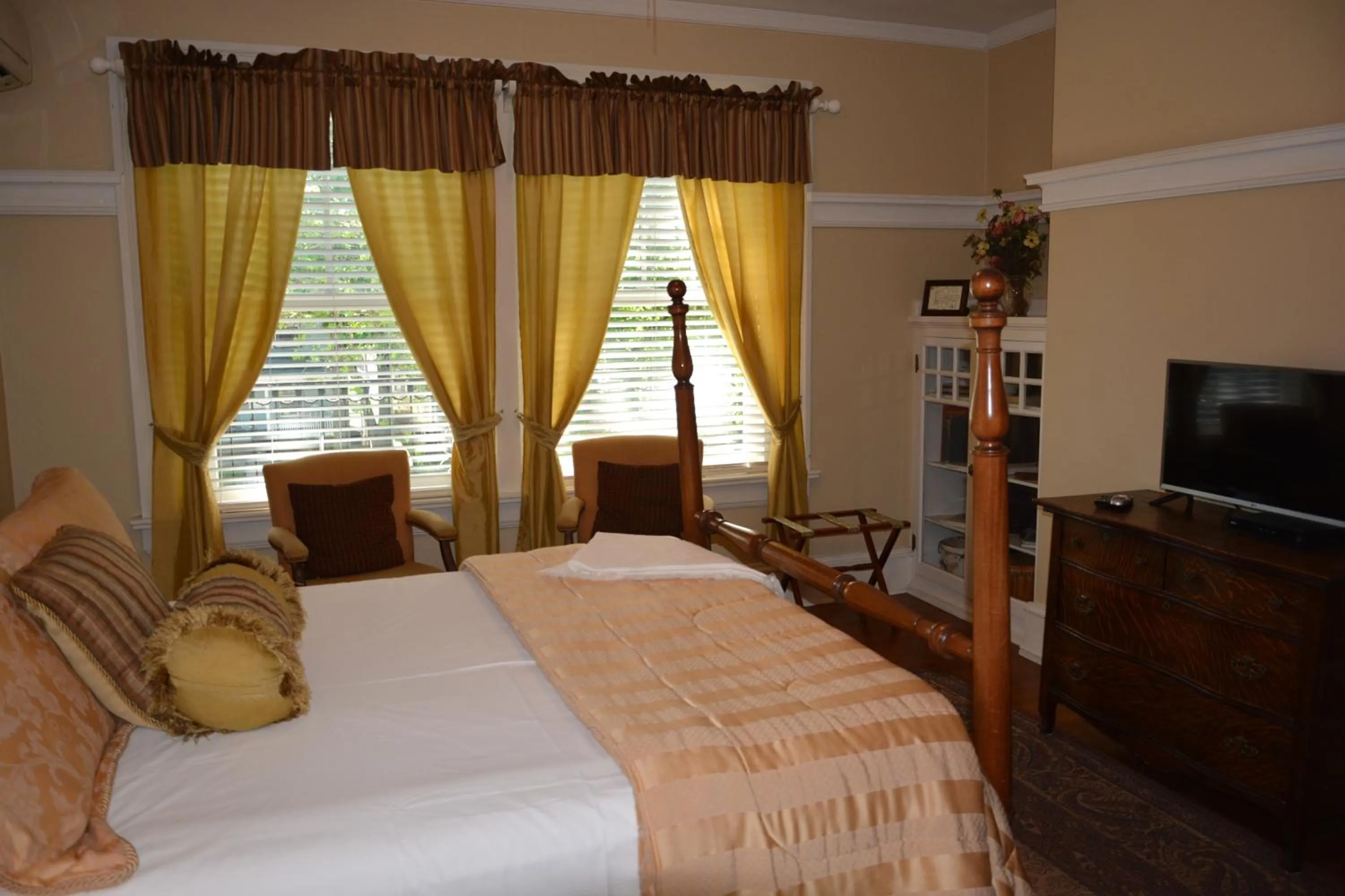 Photo of the whole room, Bed in Inn at 835 Boutique Hotel