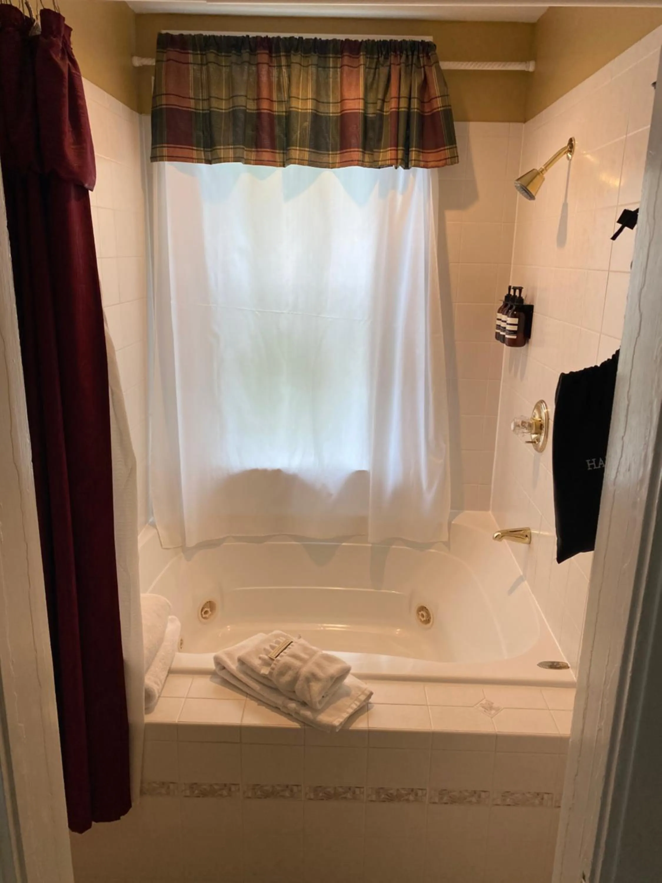 Hot Tub in Inn at 835 Boutique Hotel