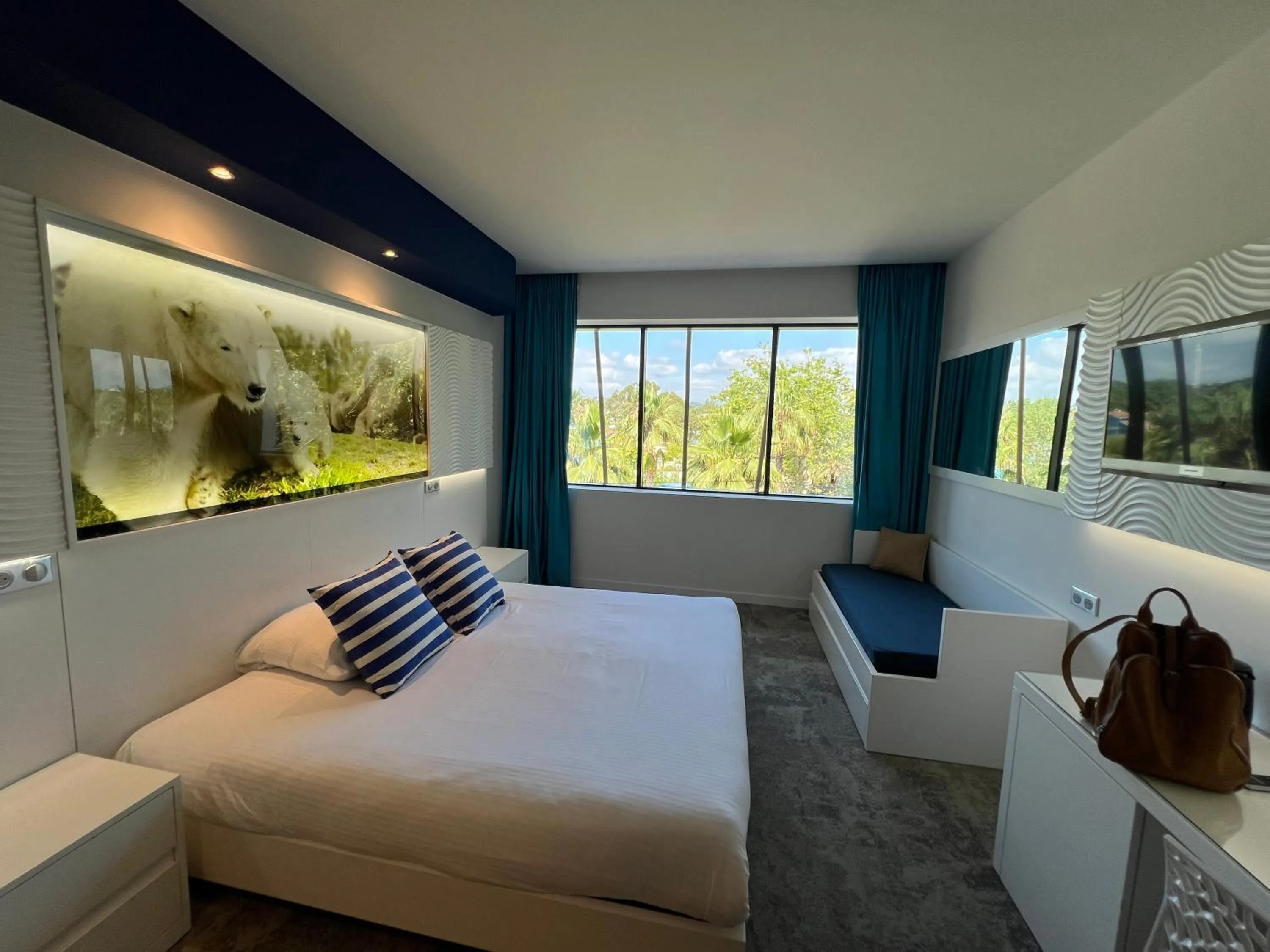 Property building, Bed in SoBlue Hôtel