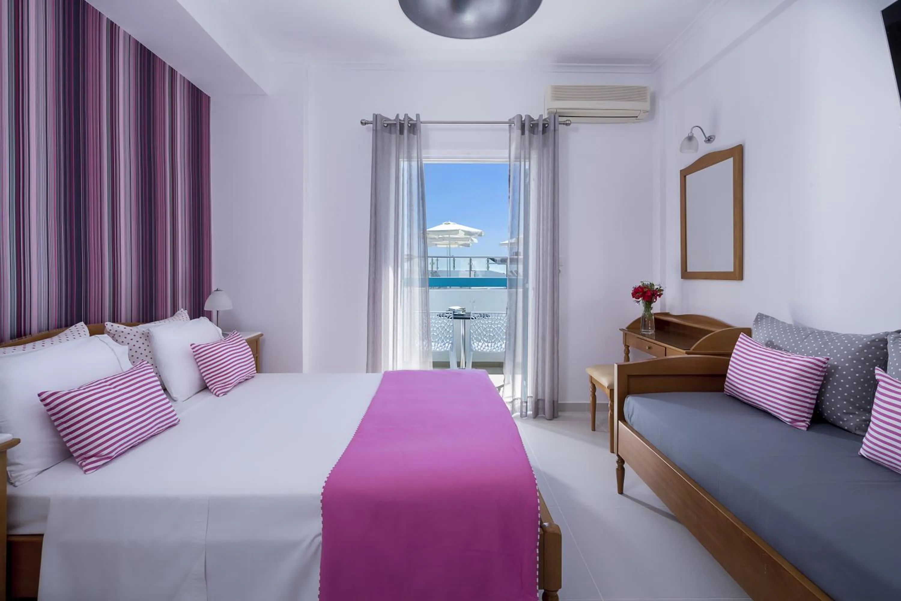 Photo of the whole room, Bed in Santellini Hotel