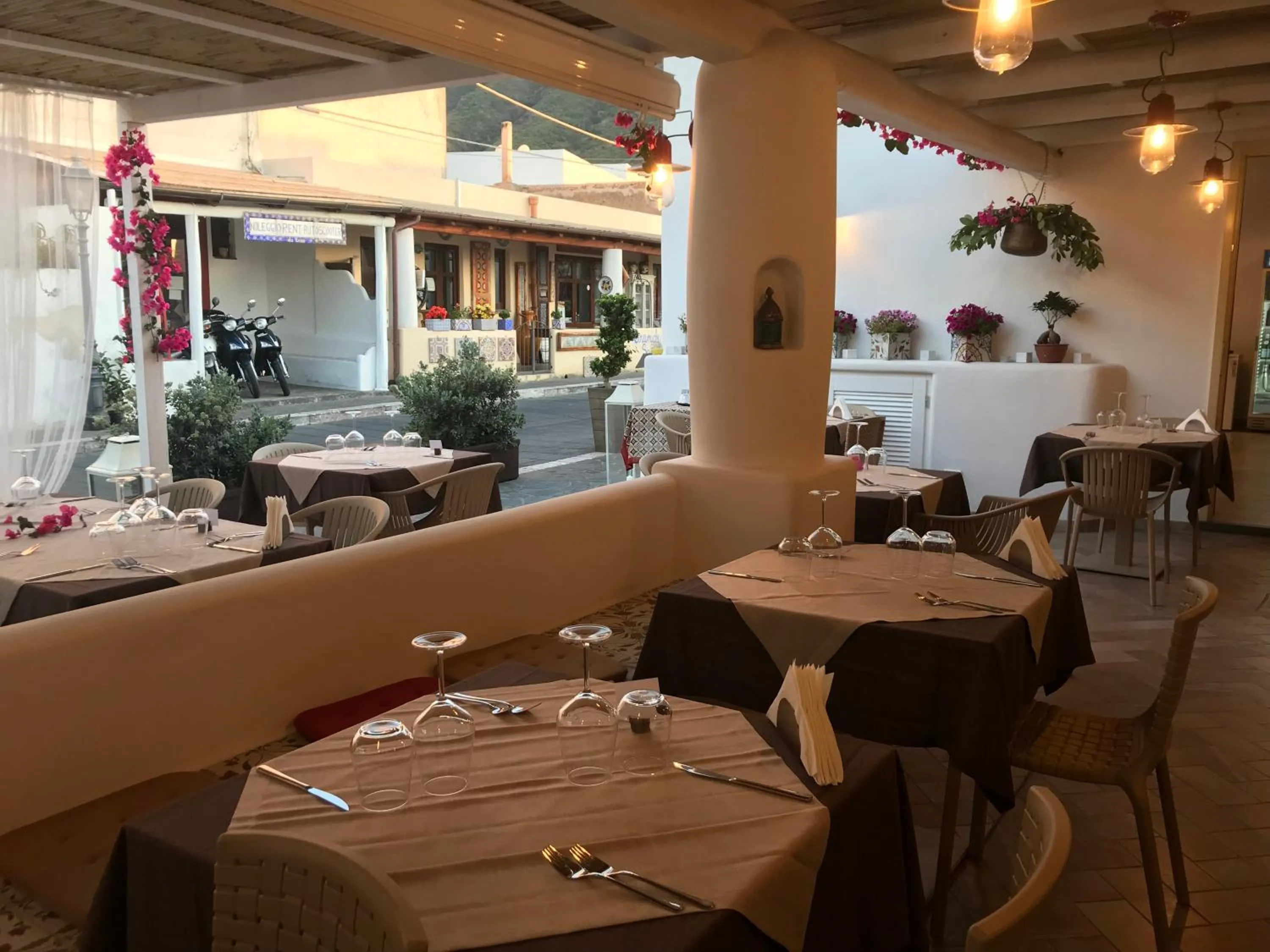 Restaurant/places to eat in 'A Alera Room & Breakfast