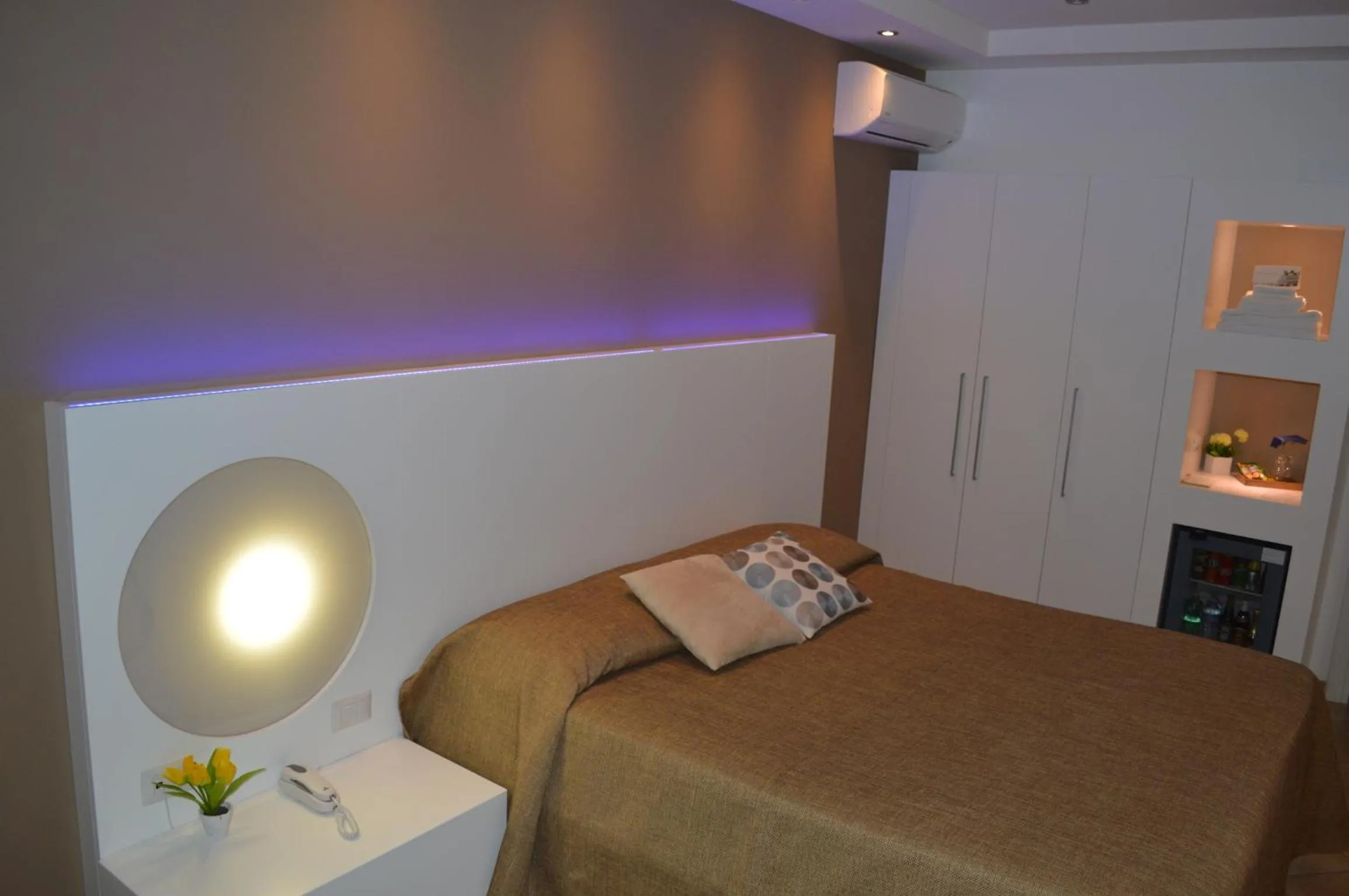 Photo of the whole room, Bed in 'A Alera Room & Breakfast
