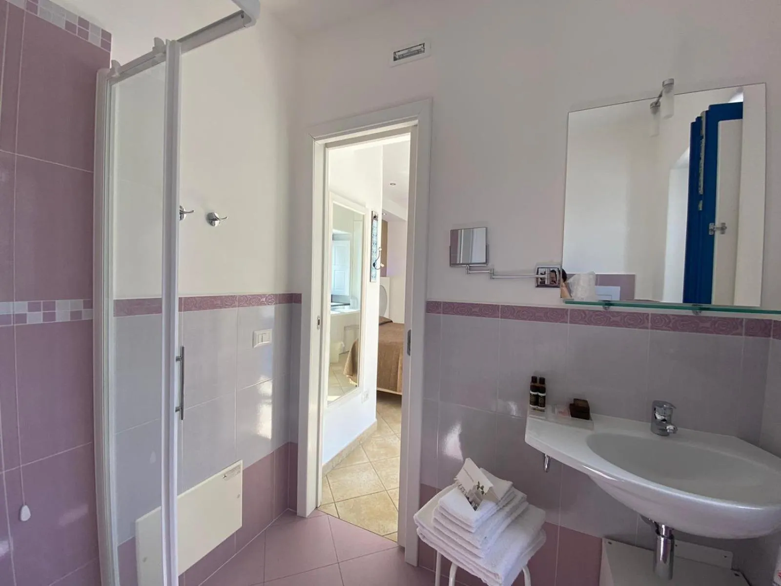Shower in 'A Alera Room & Breakfast