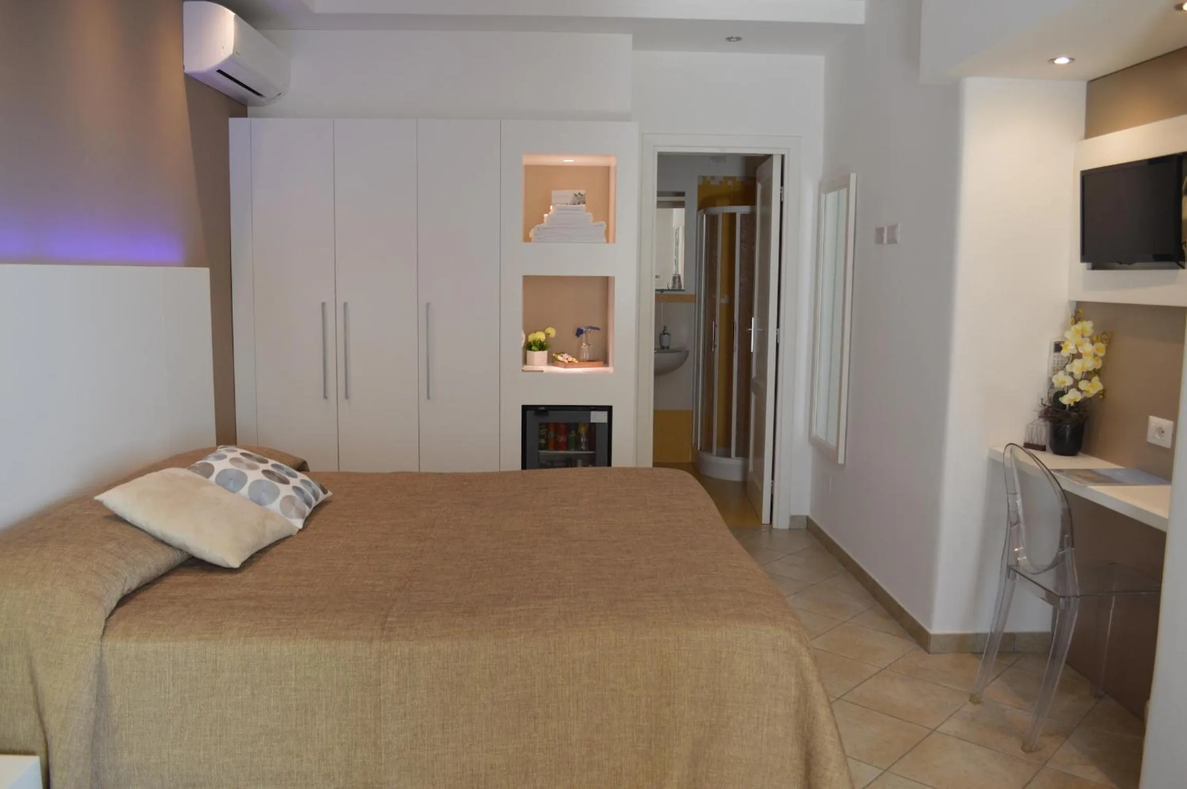 Photo of the whole room, Bed in 'A Alera Room & Breakfast