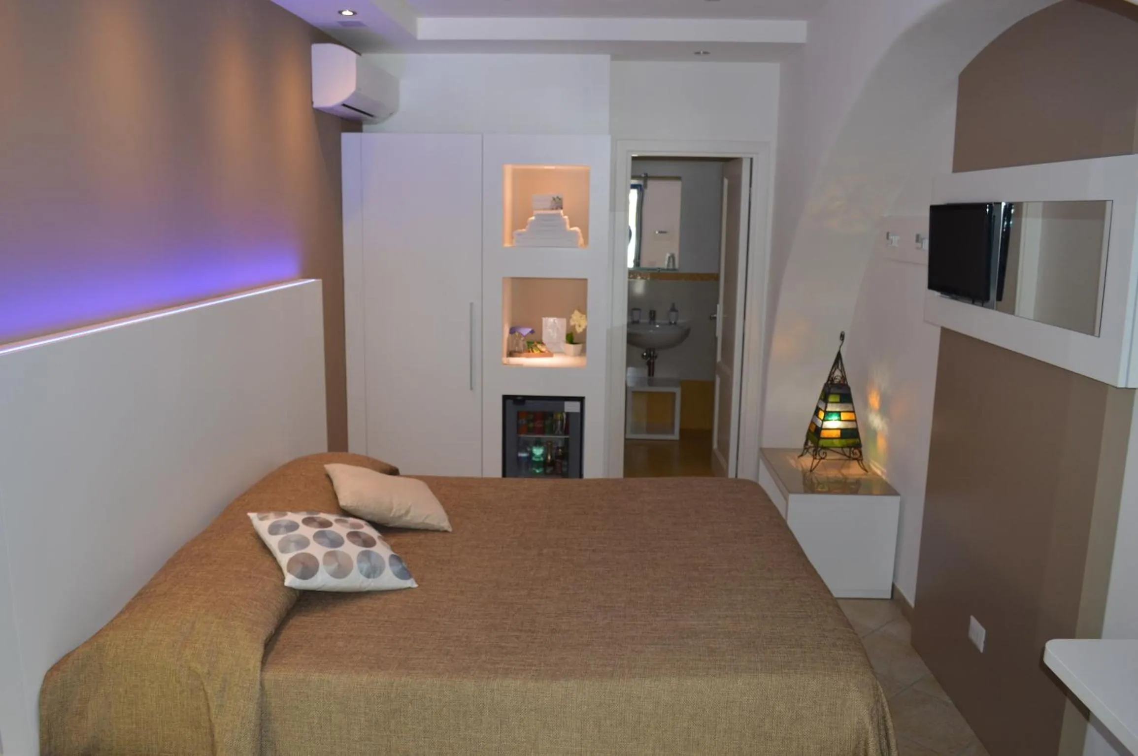 Night, Bed in 'A Alera Room & Breakfast