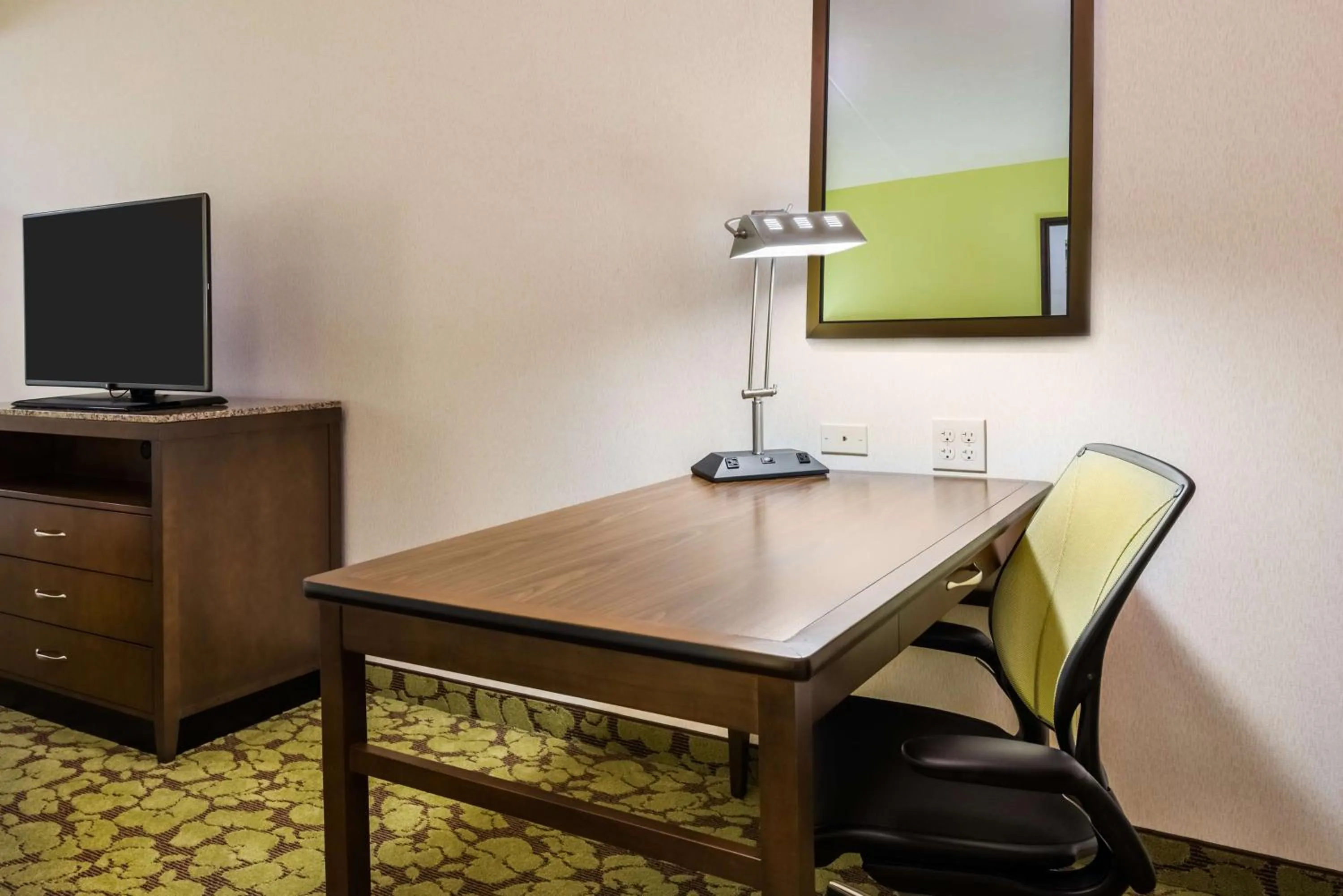 Bedroom in Hilton Garden Inn Wayne