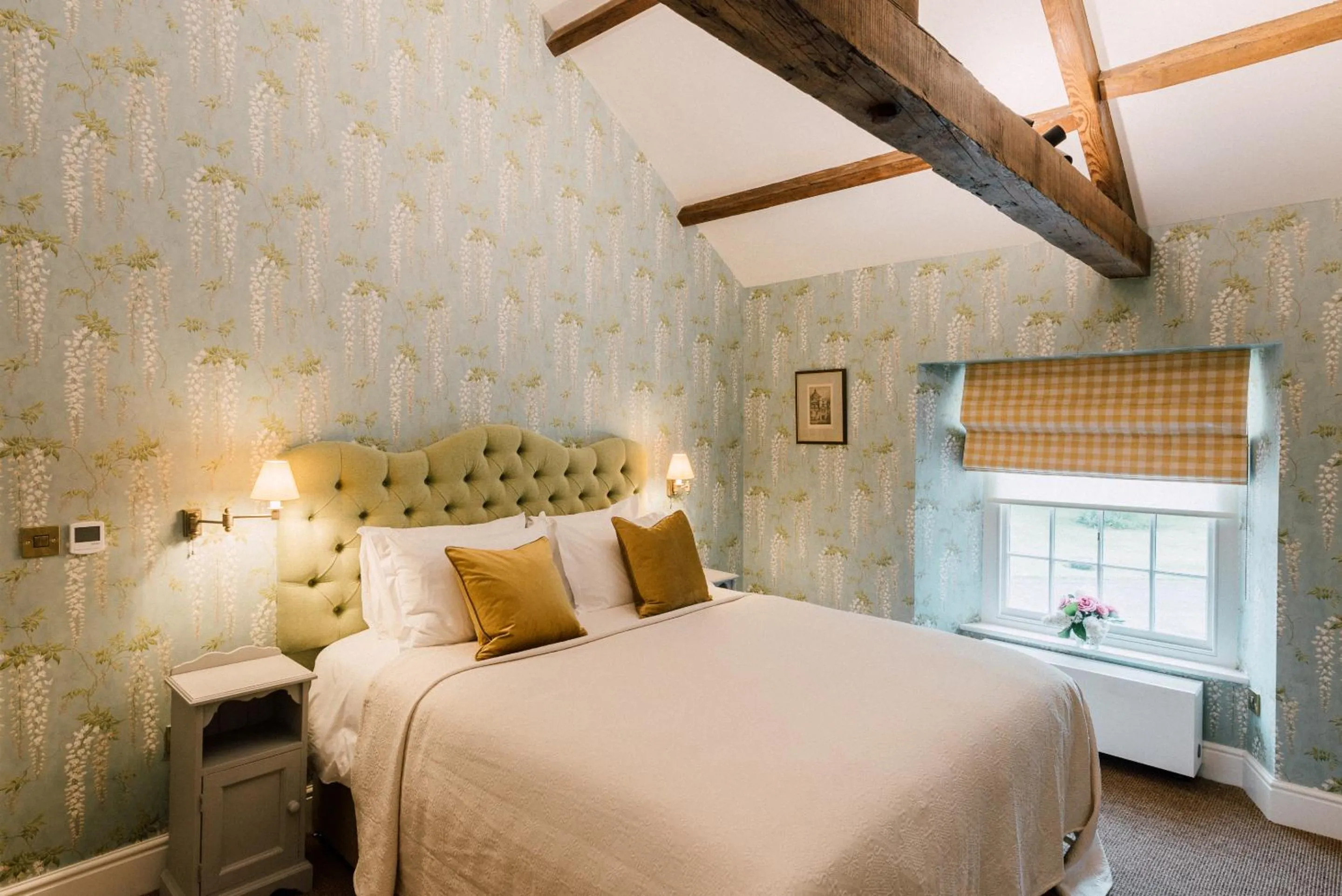 Bedroom, Bed in The Milbank Arms