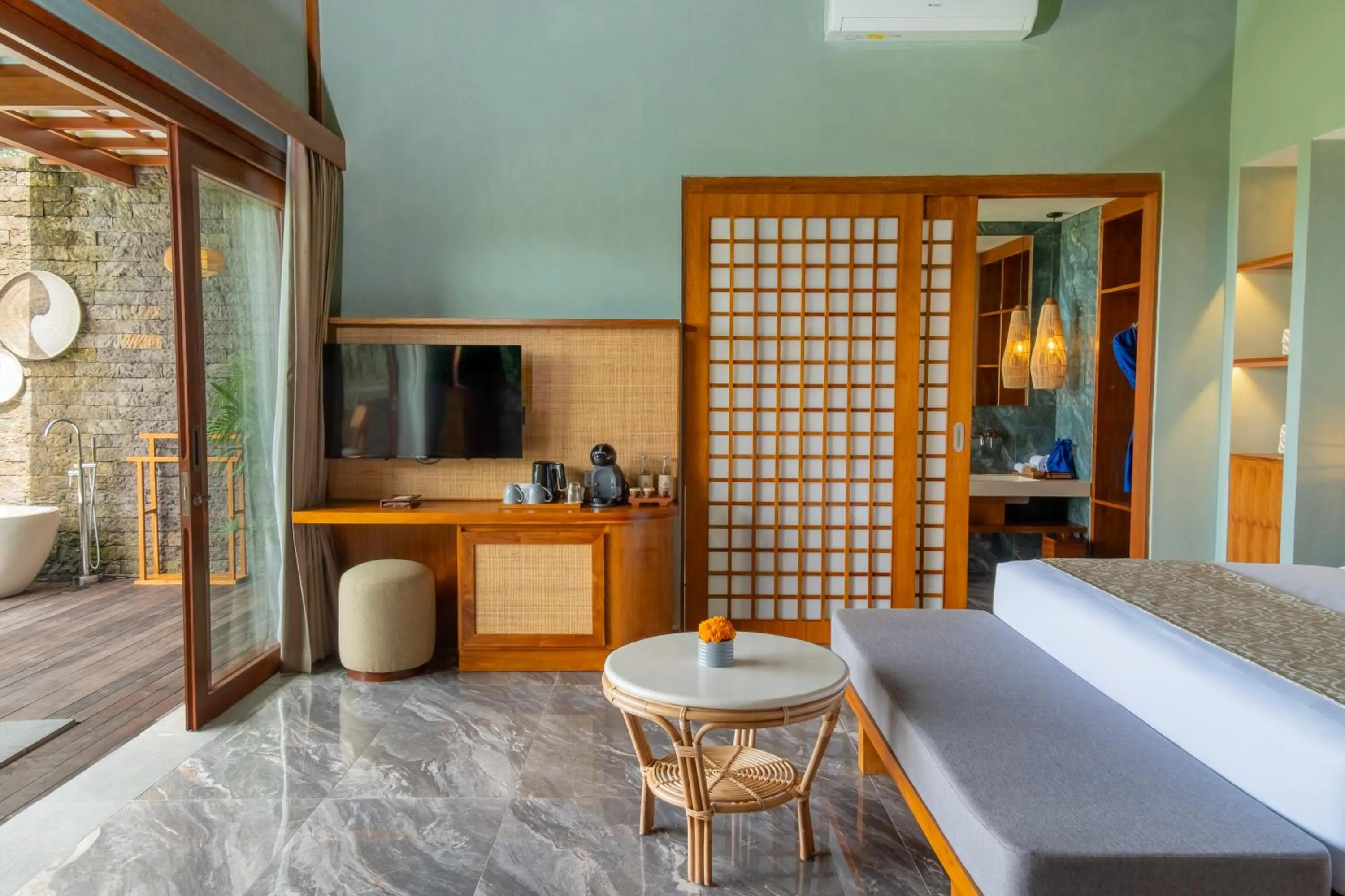 TV and multimedia, Bed in Emana Akatara