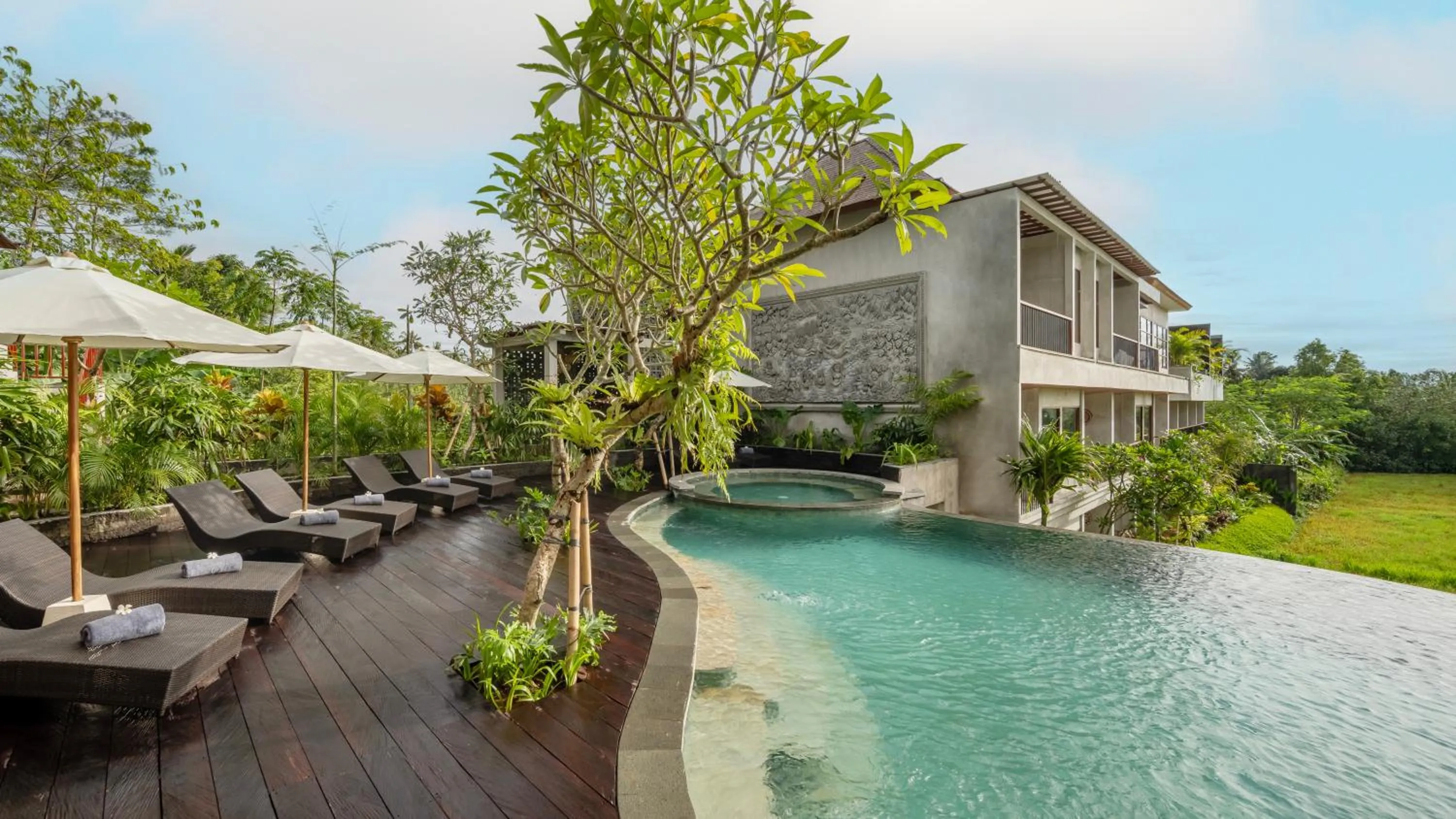 Swimming pool in Emana Akatara