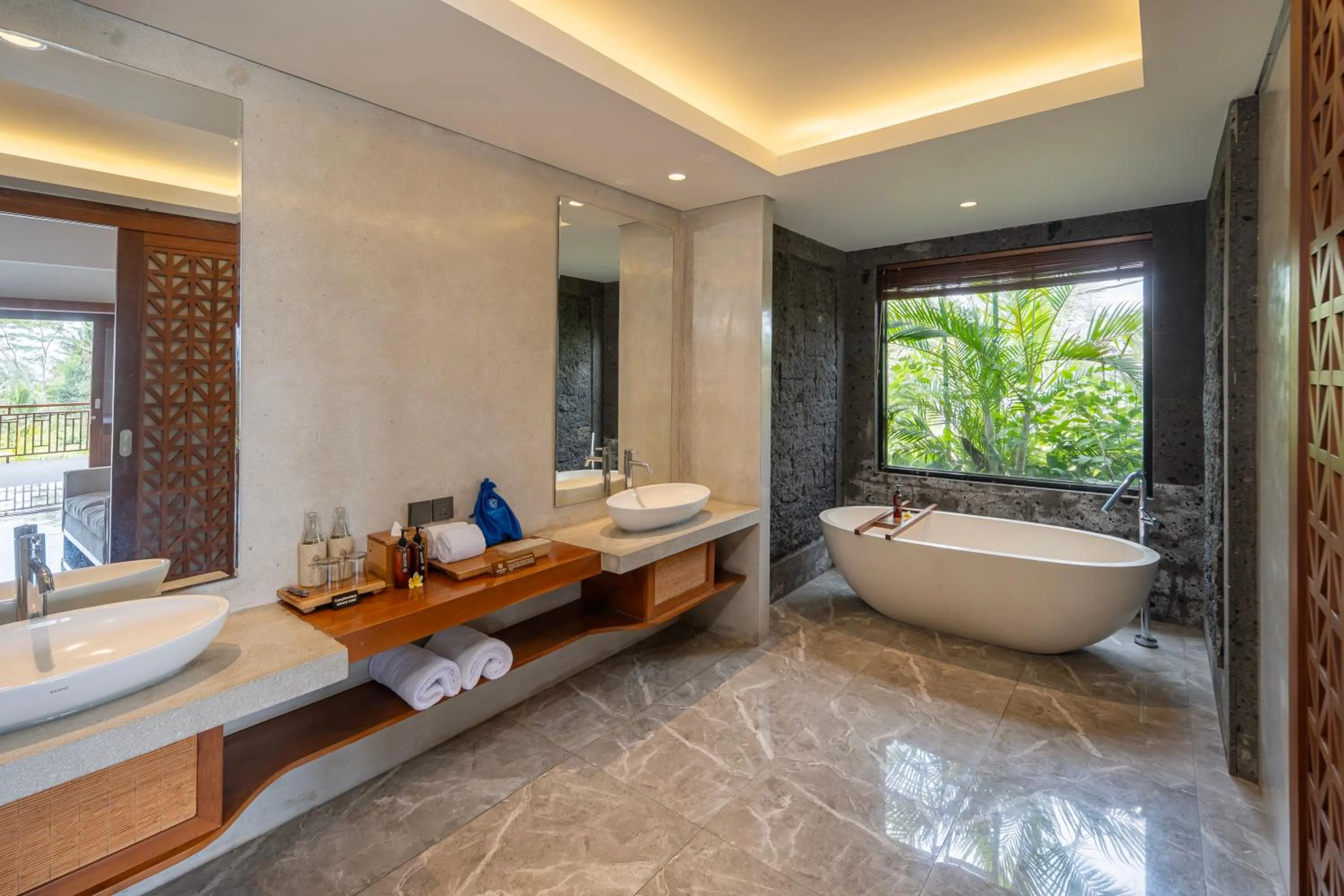 Toilet in Emana Akatara