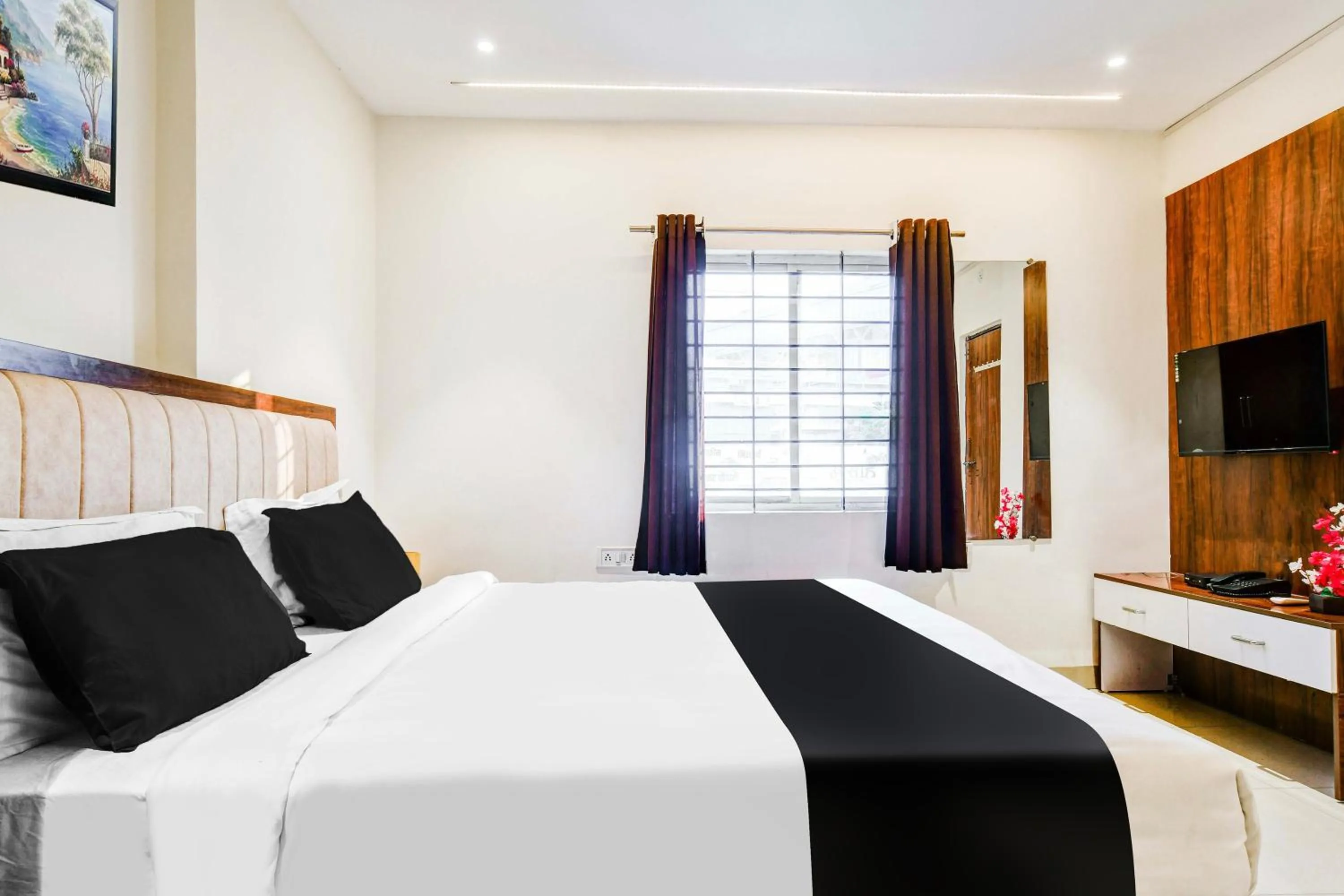 Bedroom, Bed in HOTEL O HRK INN