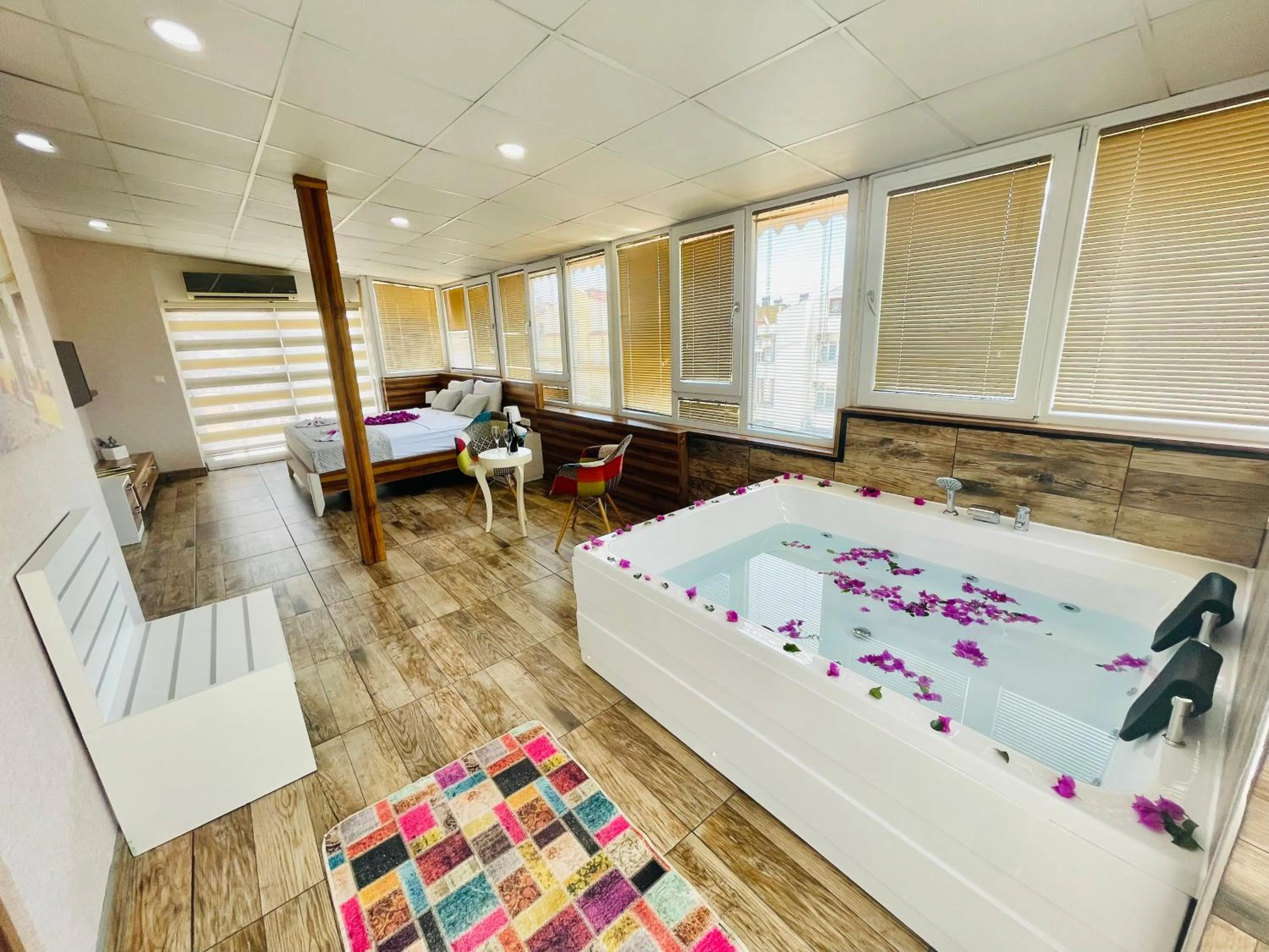 Bathroom, Bed in Ale Park Hotel Apartments