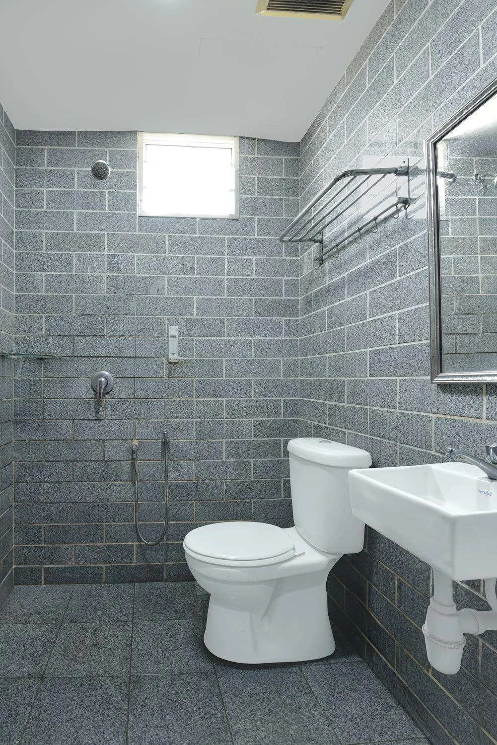 Bathroom in Hotel O Hotel Hamilas