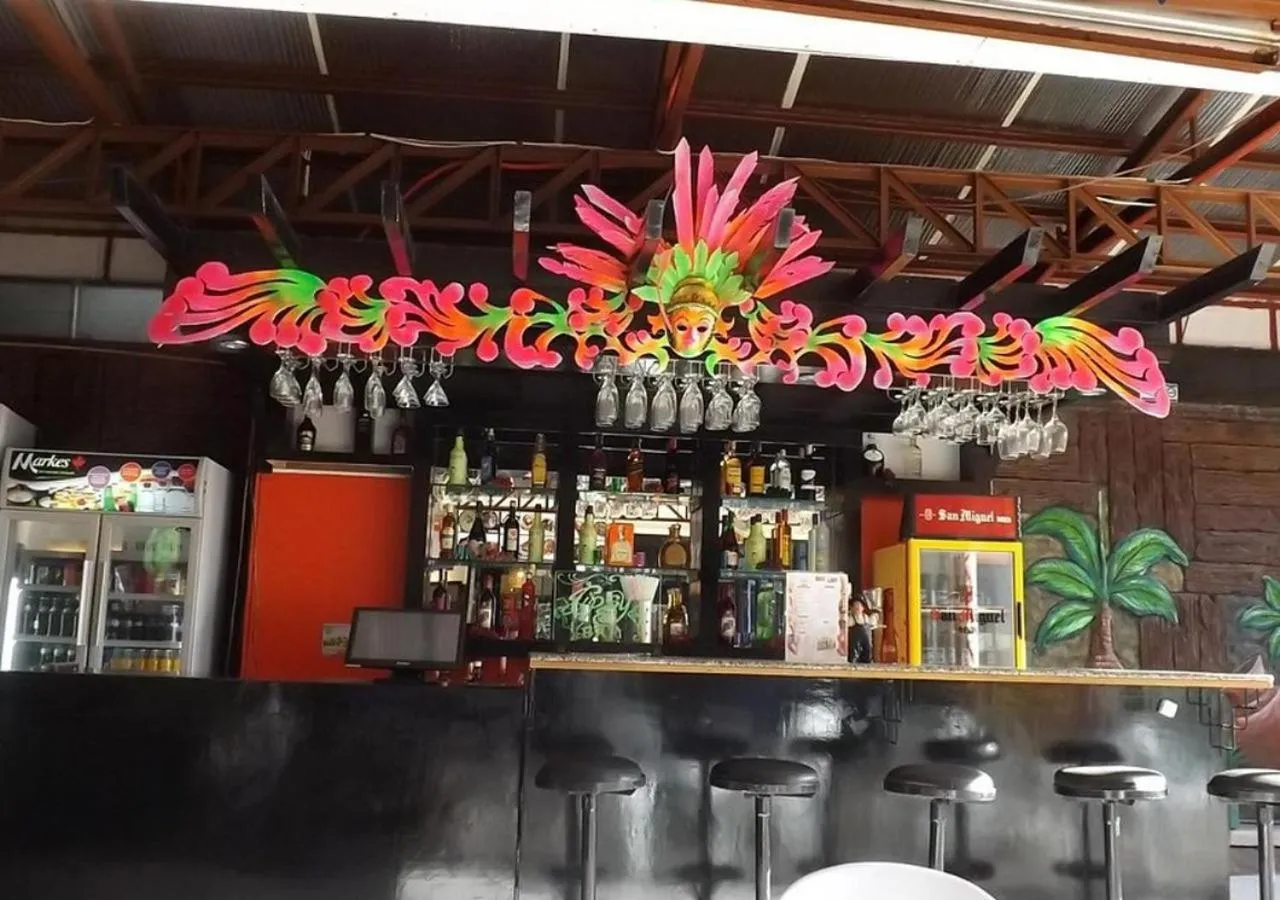 Restaurant/places to eat in F and C Guesthouse by Hiverooms