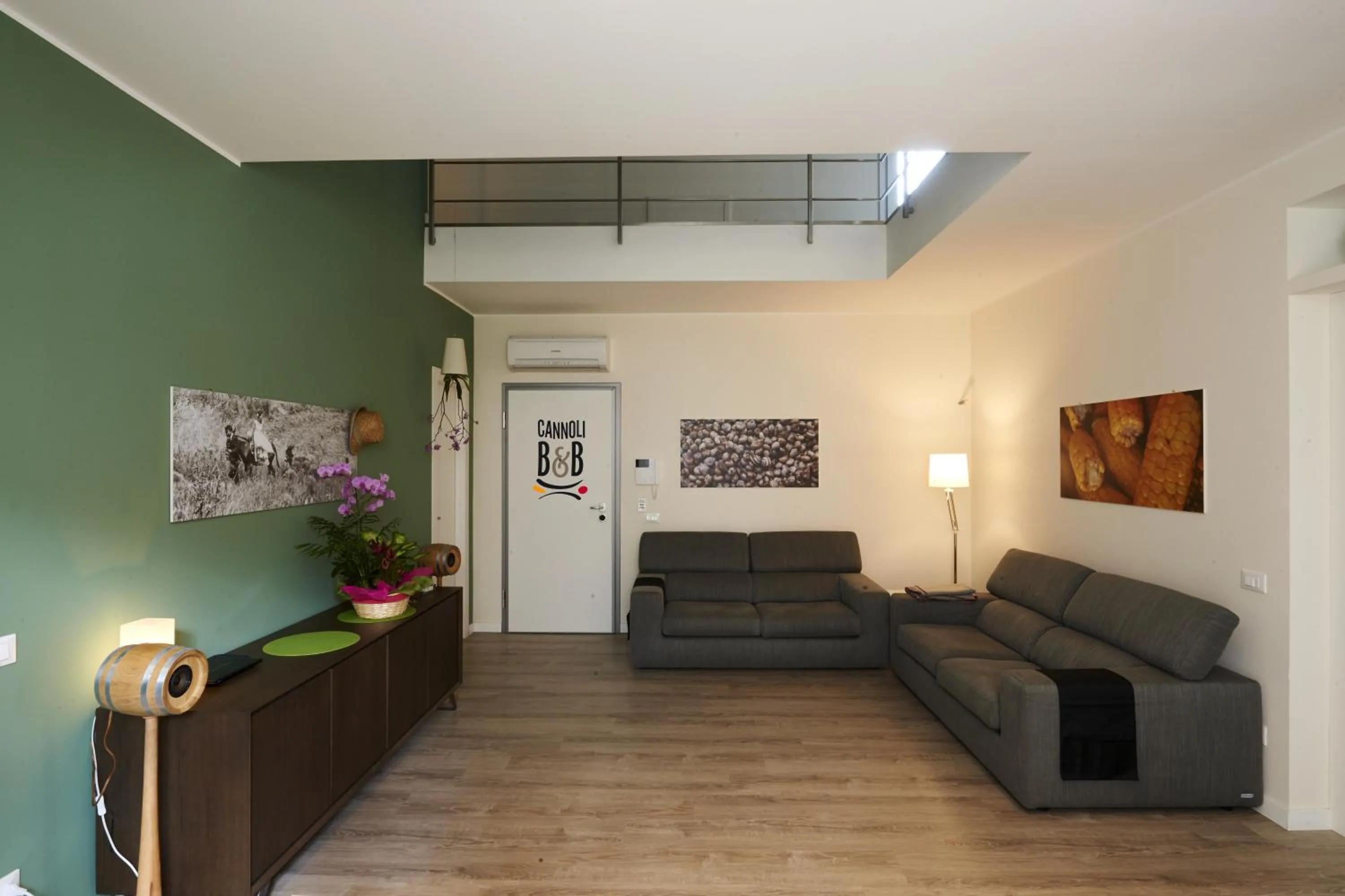 Communal lounge/ TV room in B&B Cannoli