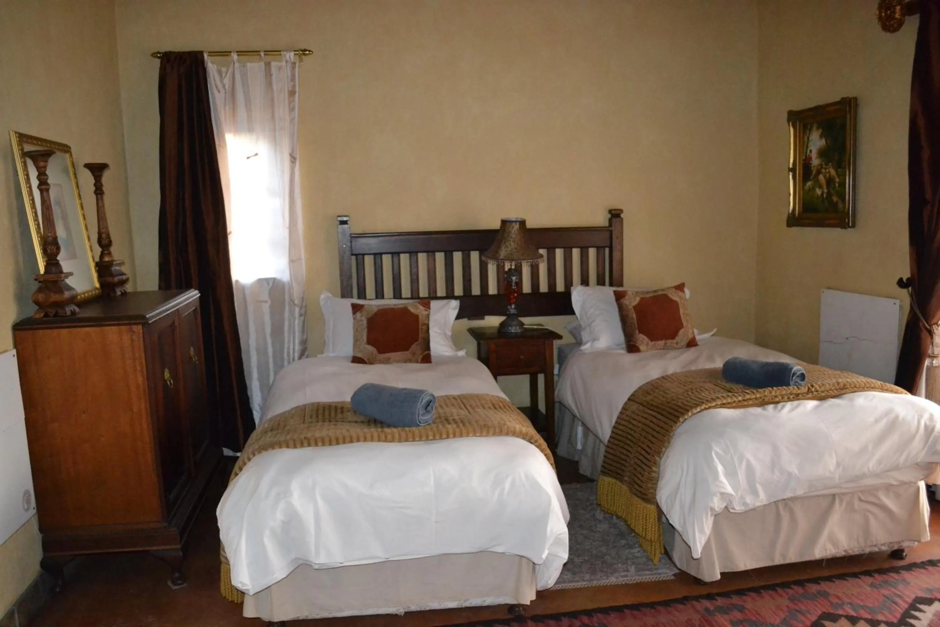 Bedroom, Bed in Fox & Squirrel