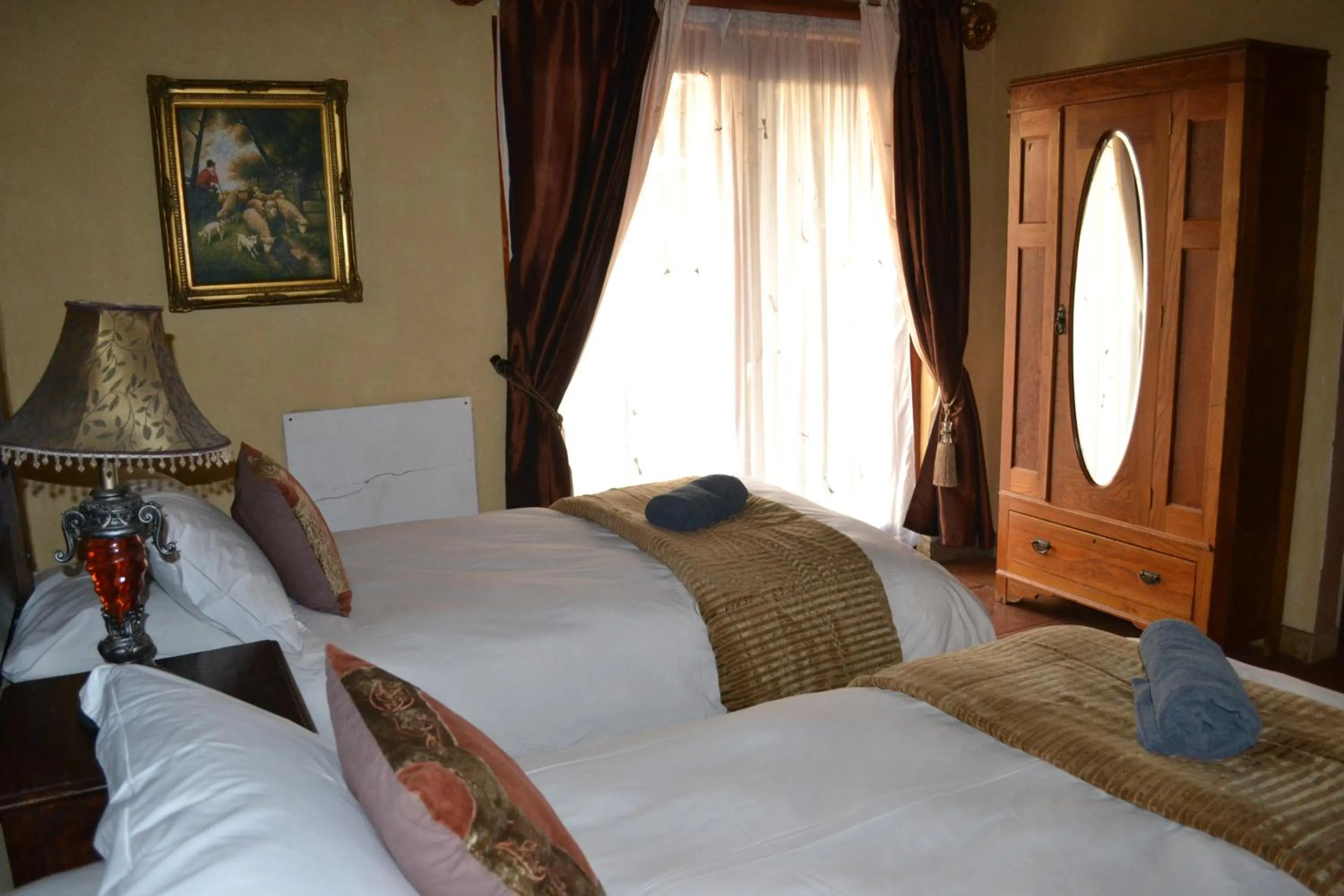 Bedroom, Bed in Fox & Squirrel