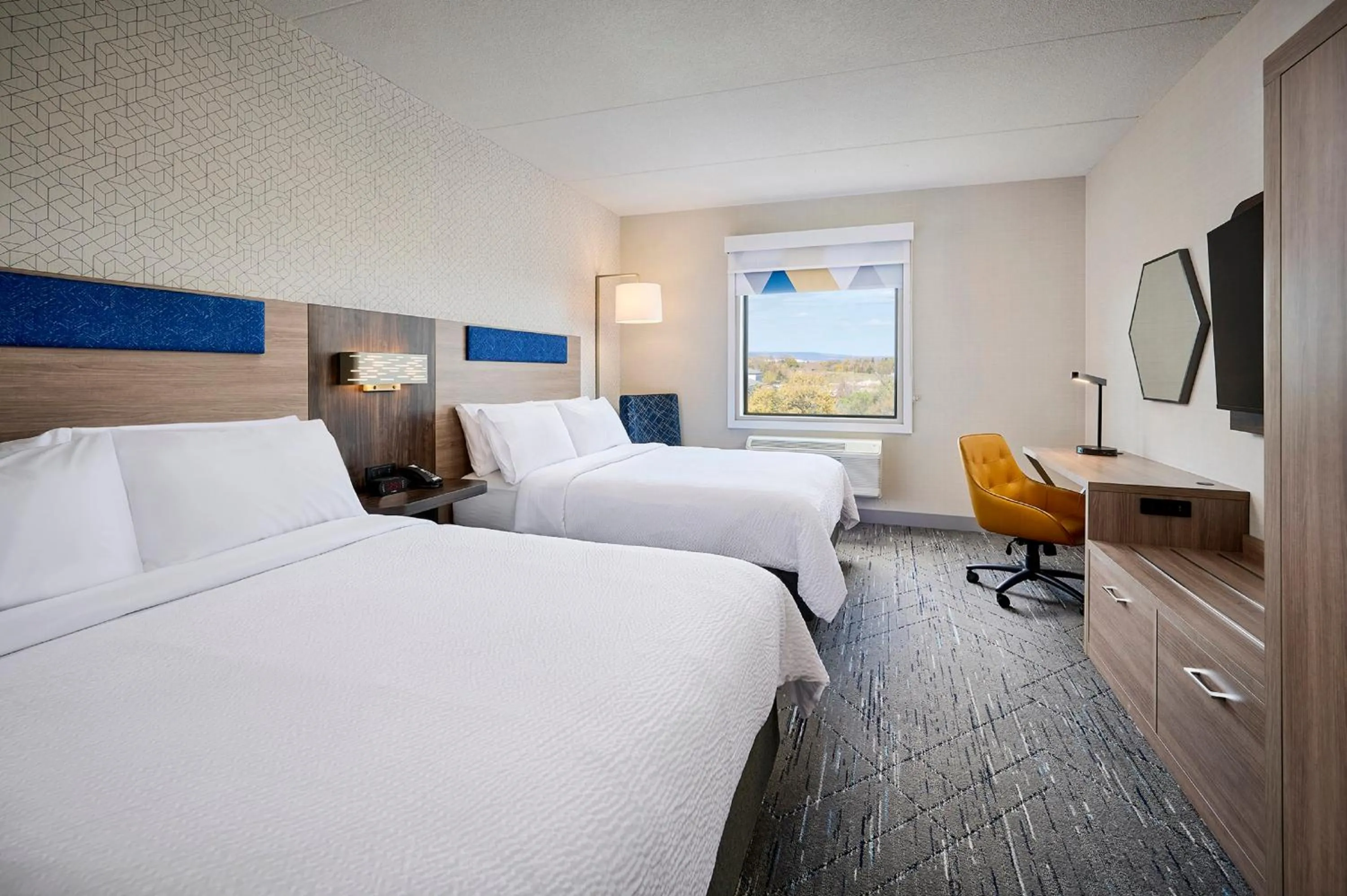 Photo of the whole room, Bed in Holiday Inn Express Hamilton - Upper James by IHG