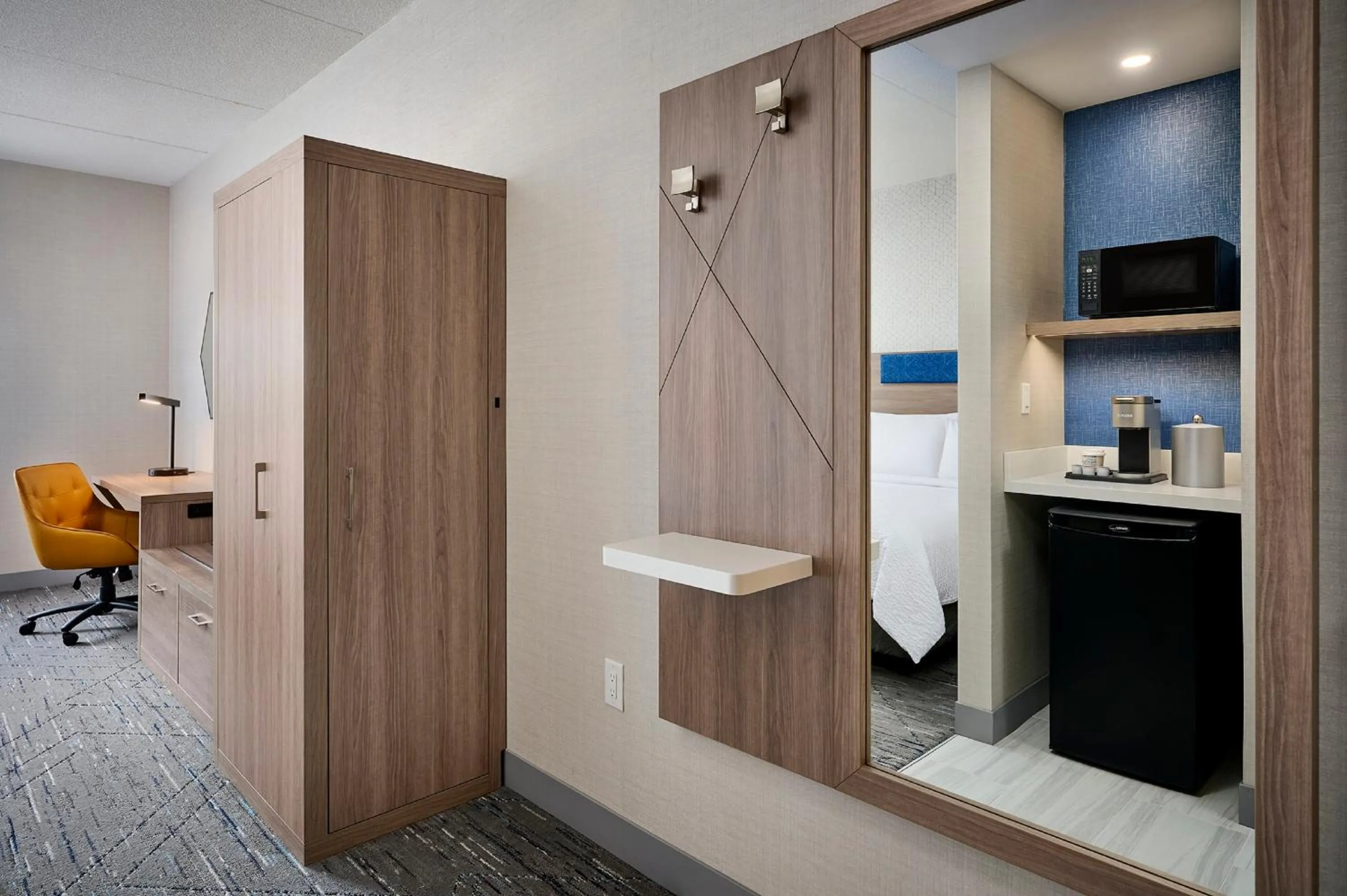 Photo of the whole room in Holiday Inn Express Hamilton - Upper James by IHG