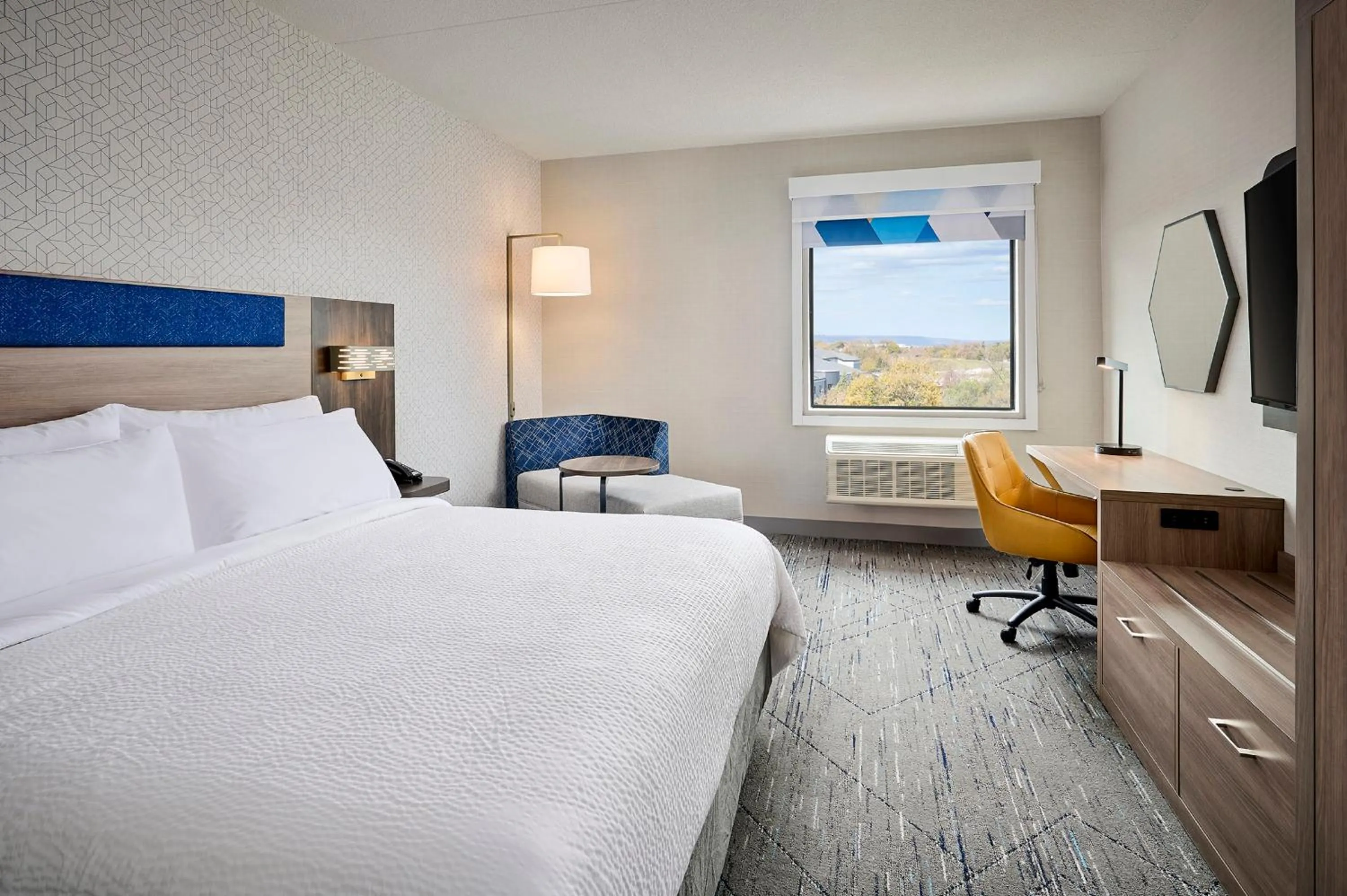 Photo of the whole room, Bed in Holiday Inn Express Hamilton - Upper James by IHG