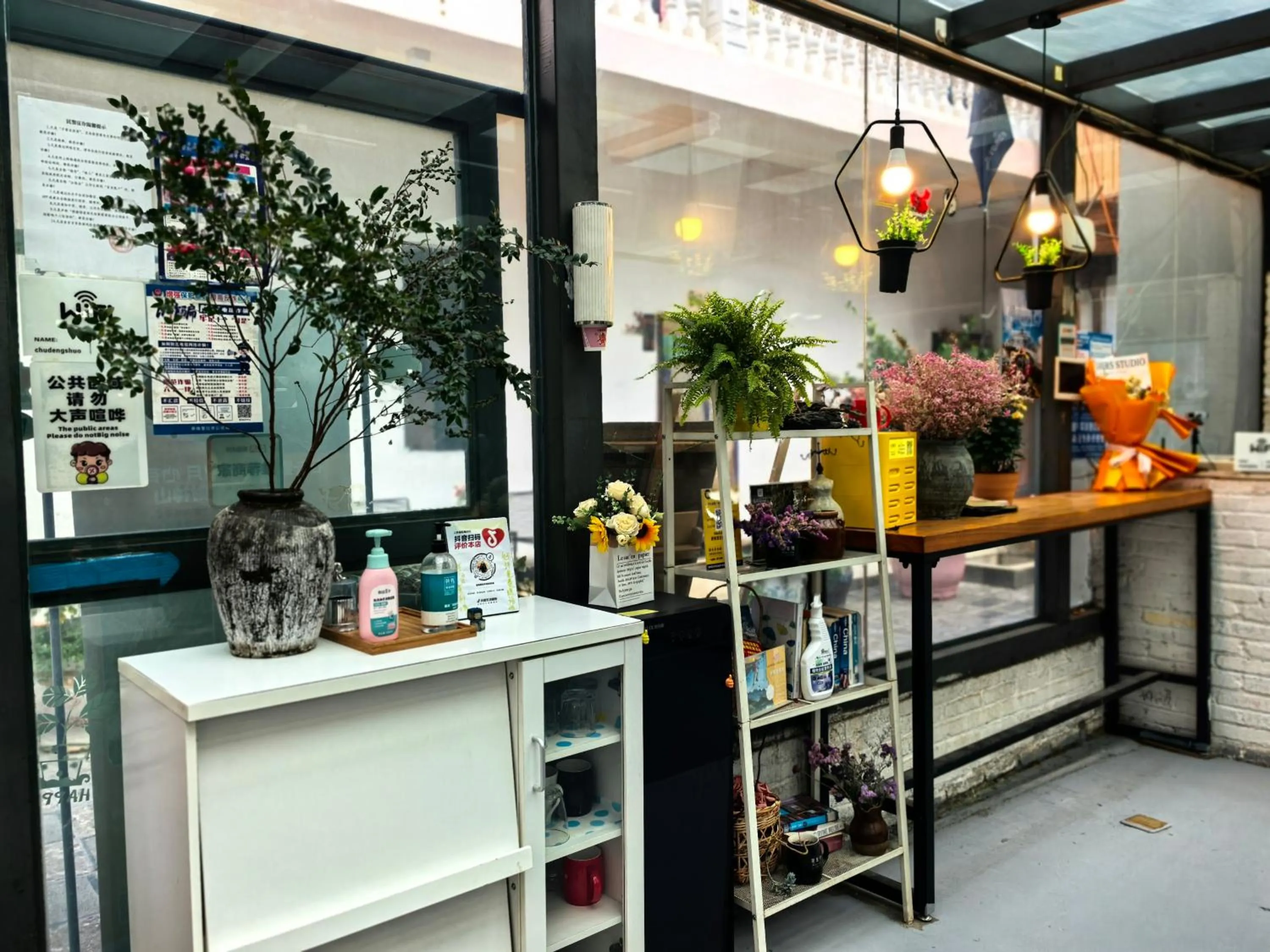 Communal lounge/ TV room in Shangri-La Chudengshuo Homestay楚登硕民宿