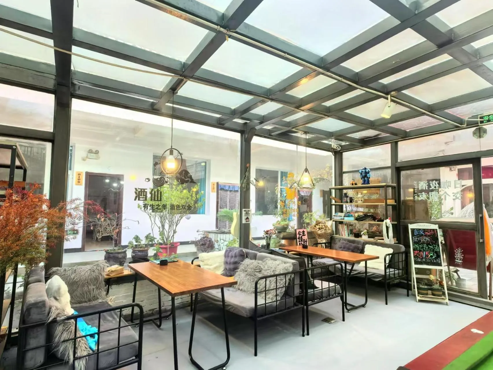 Communal lounge/ TV room in Shangri-La Chudengshuo Homestay楚登硕民宿