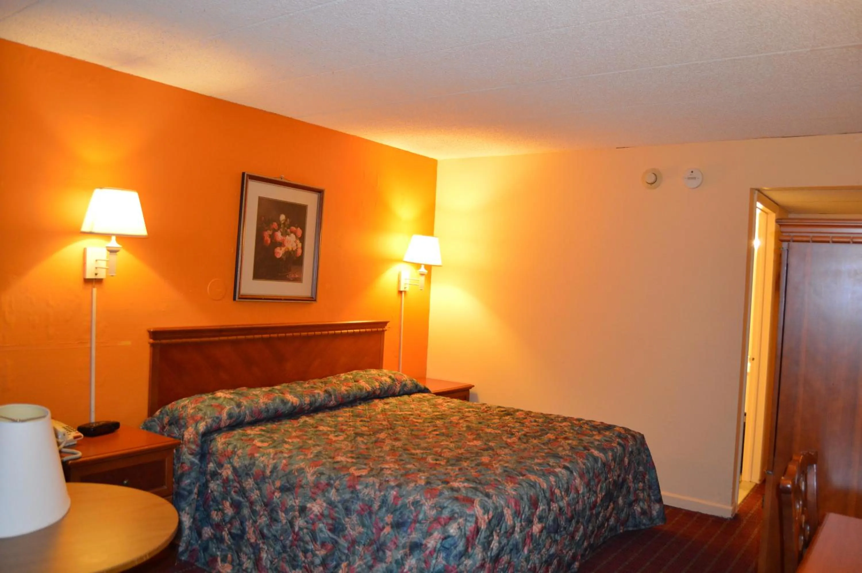 Bedroom, Bed in Travelers Inn