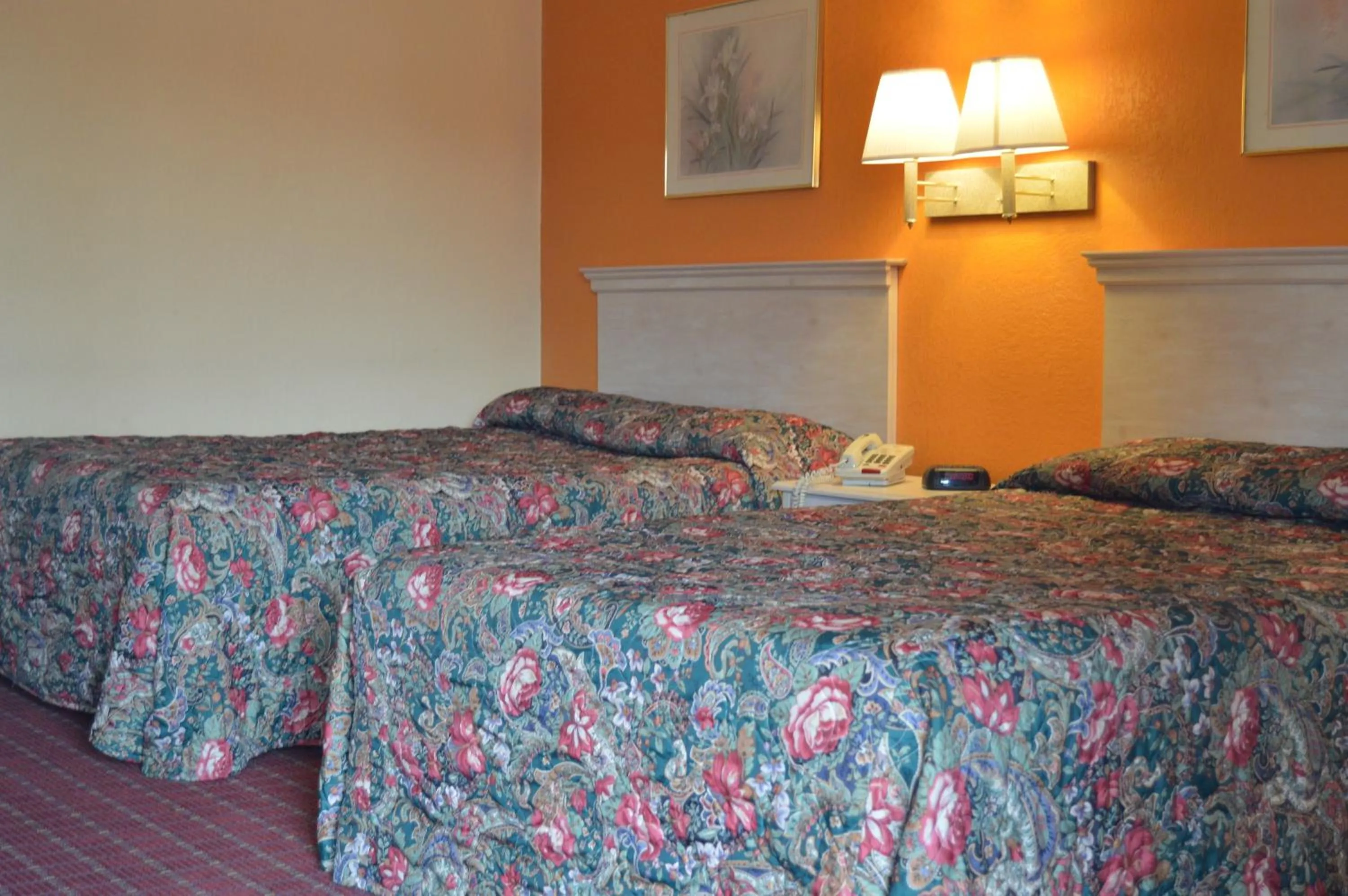 Bed in Travelers Inn