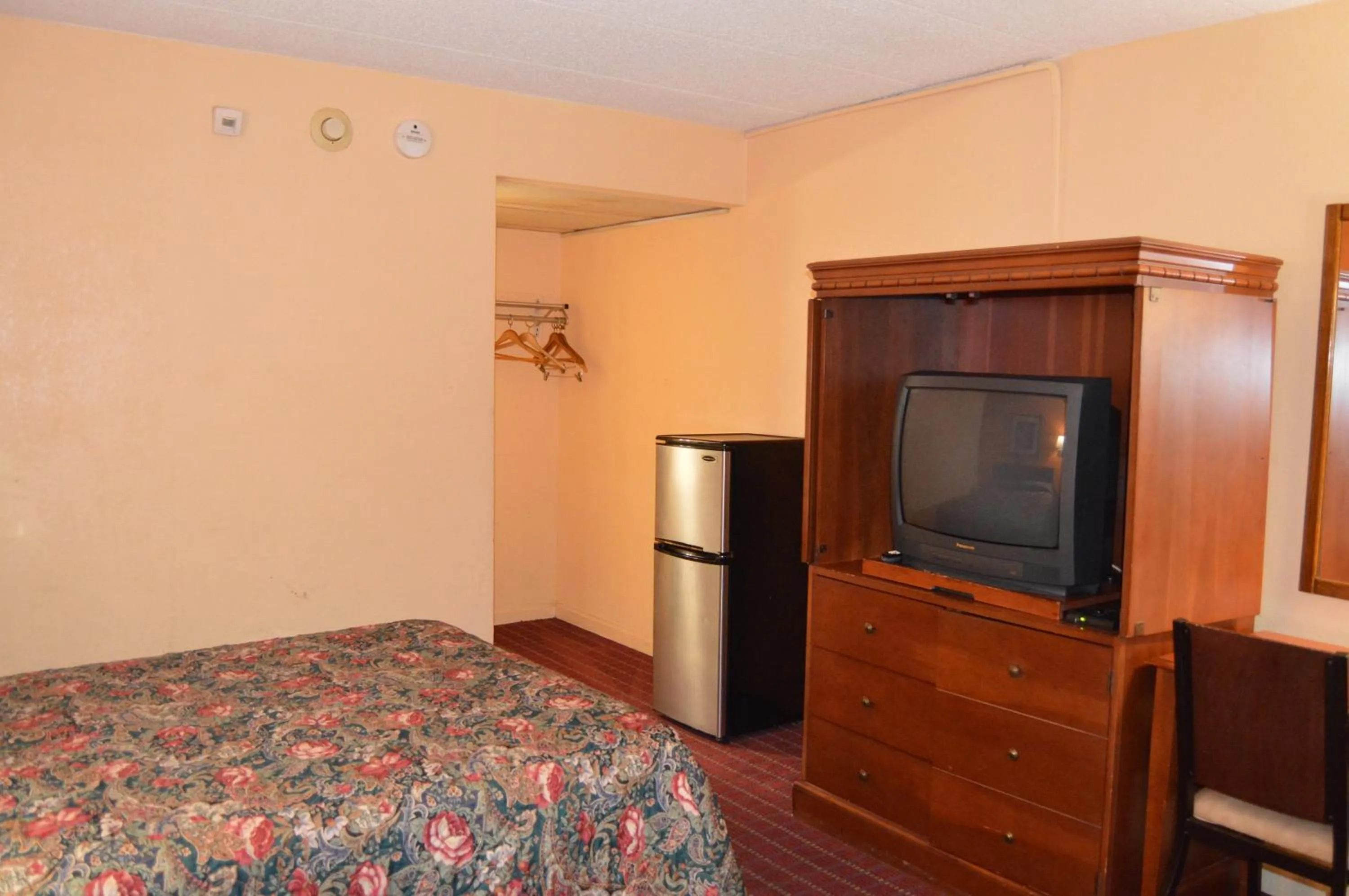 Photo of the whole room, Bed in Travelers Inn