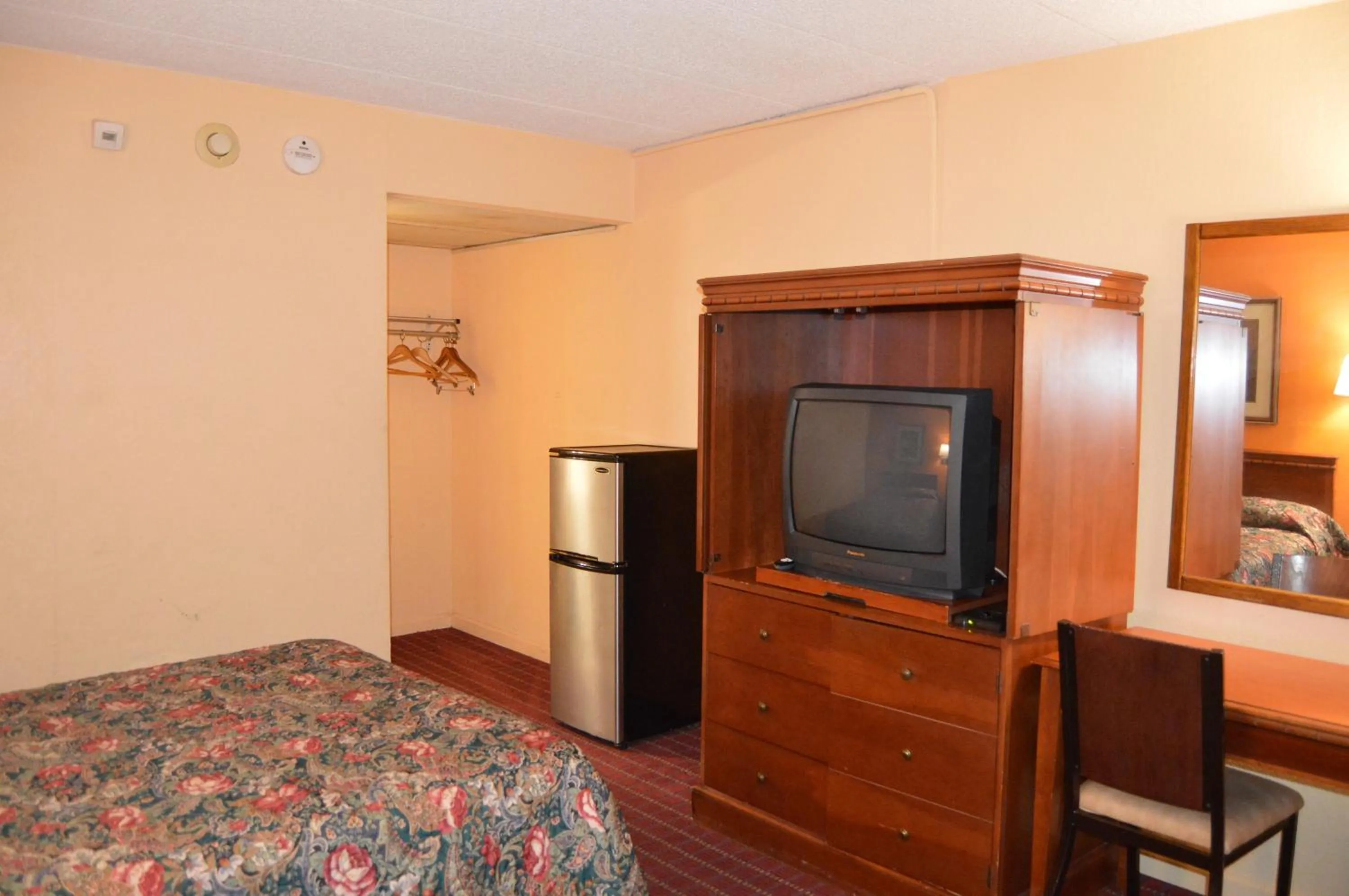 Bed in Travelers Inn