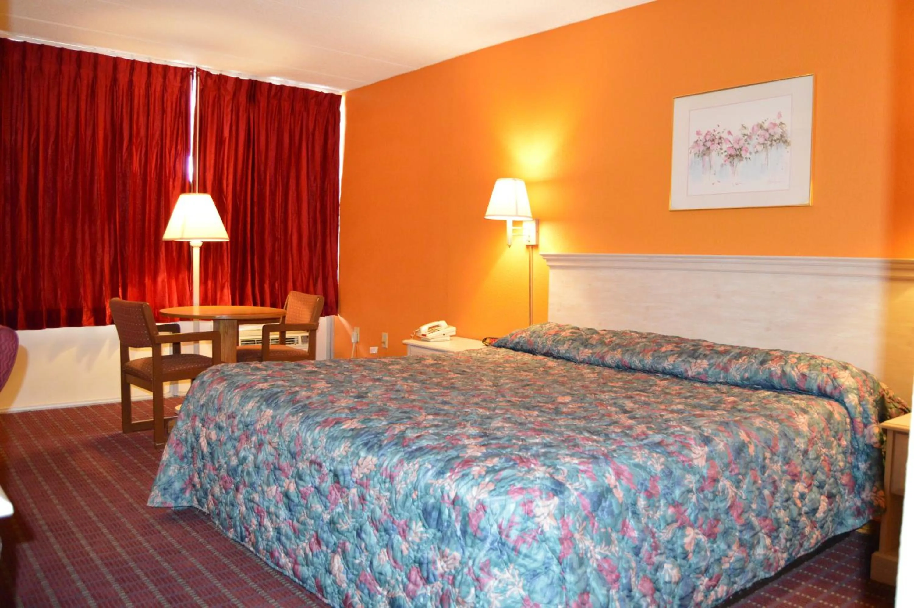 Bed in Travelers Inn