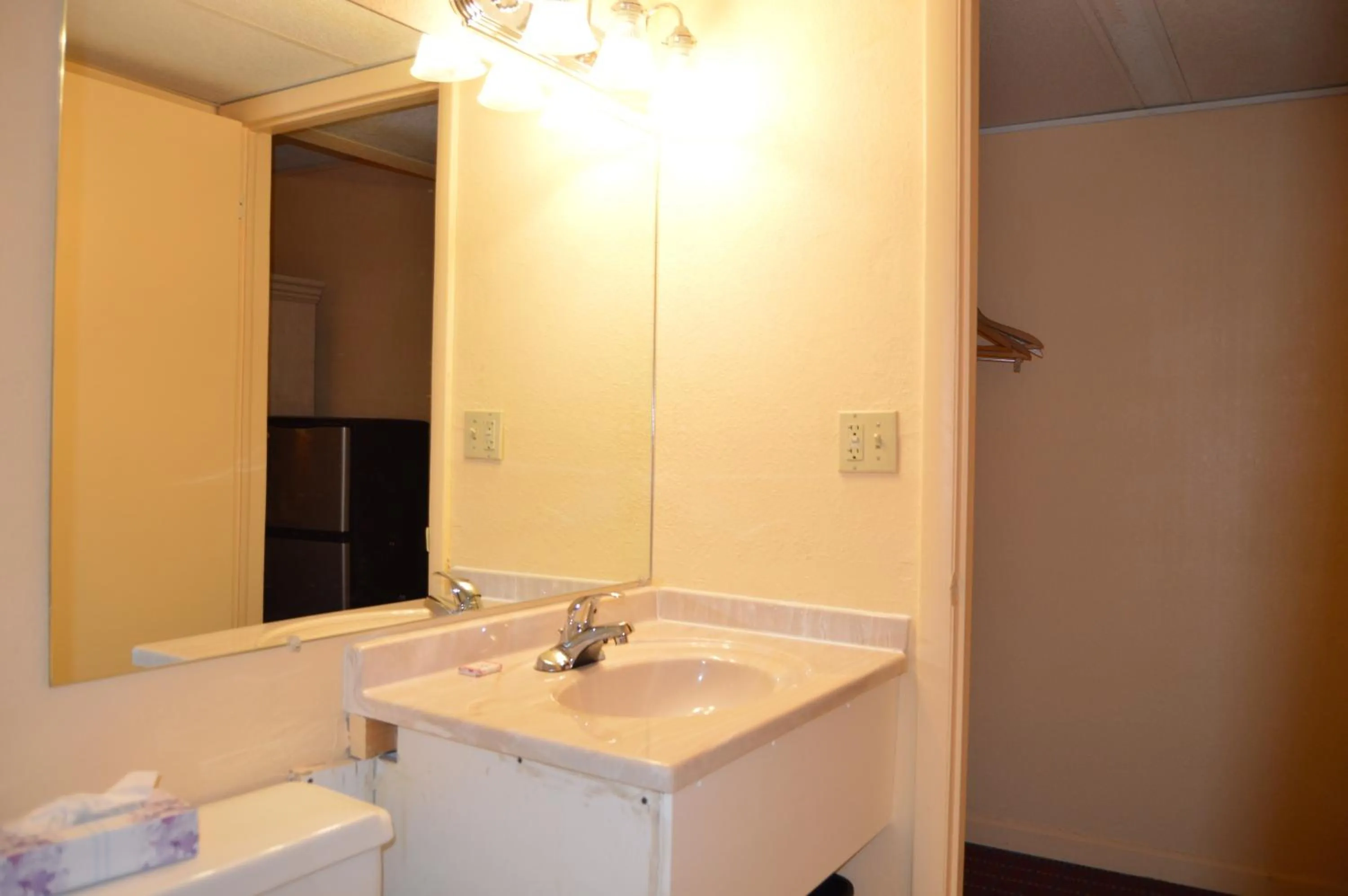 Bathroom in Travelers Inn