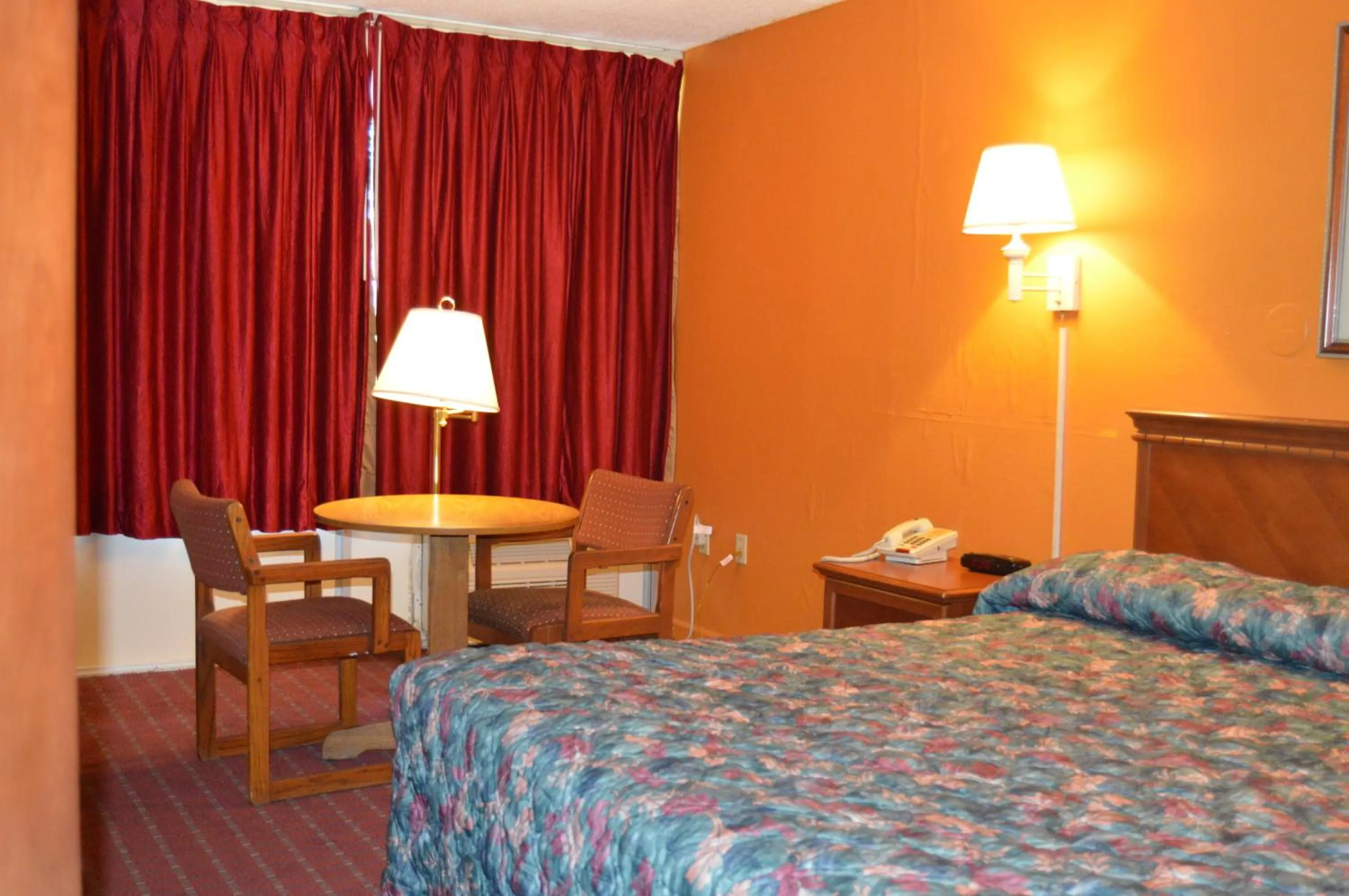 Photo of the whole room, Bed in Travelers Inn