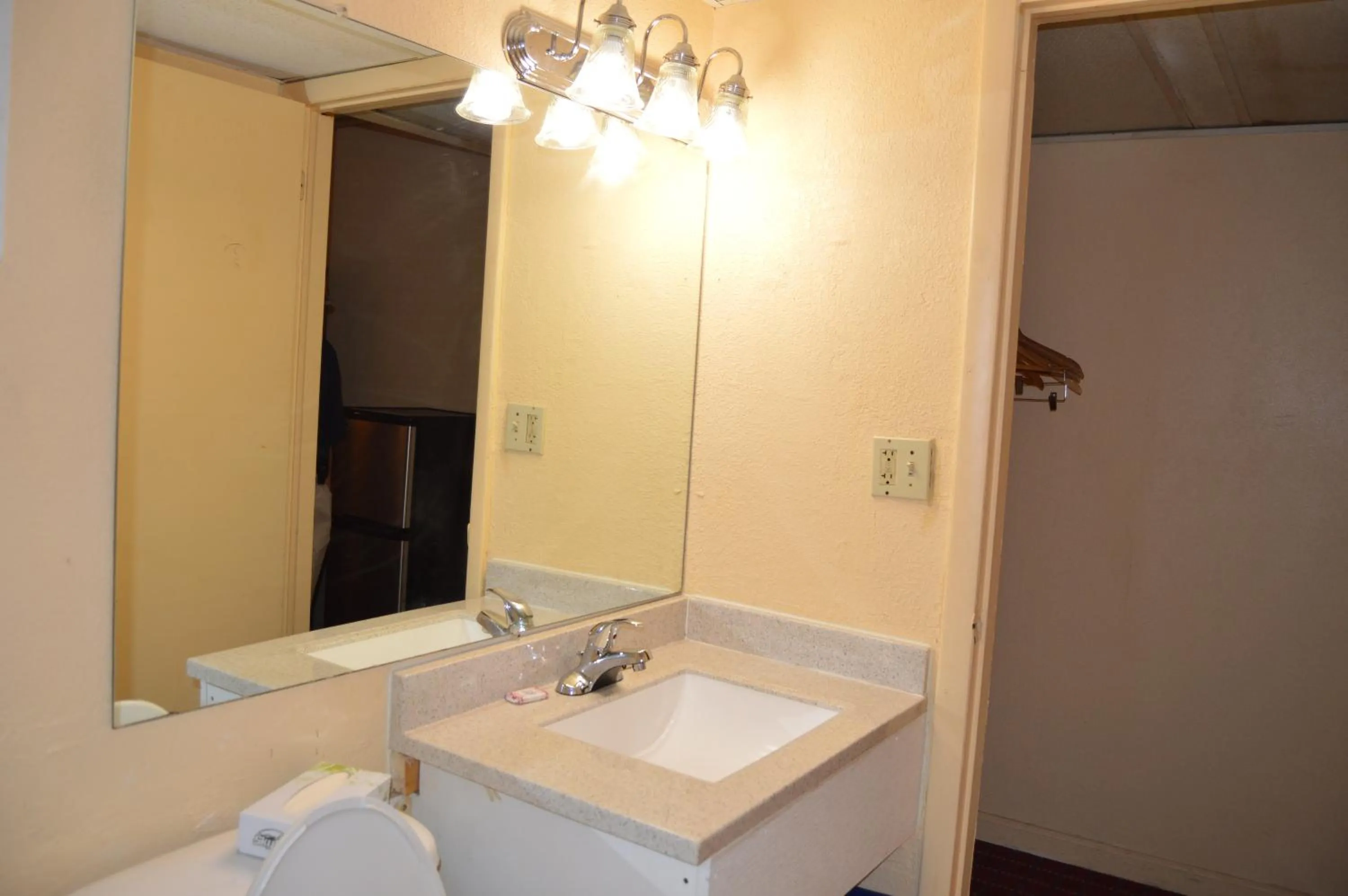 Bathroom in Travelers Inn