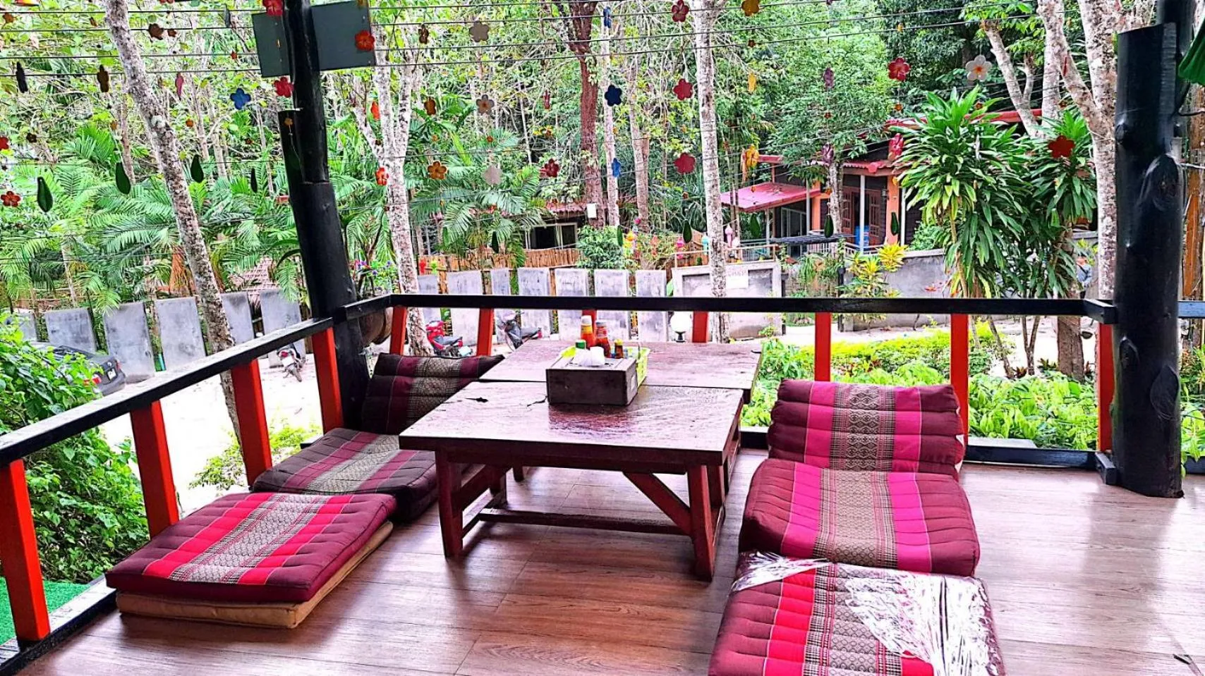Dining area in Lanta Maikeaw Bungalow