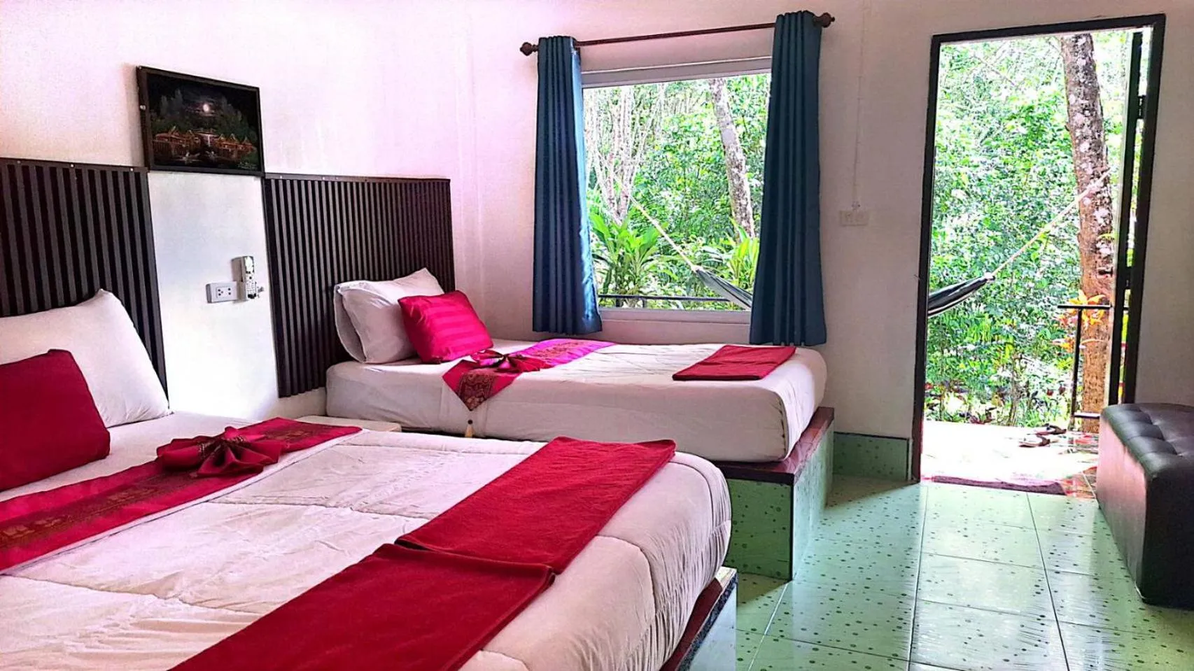 Bed in Lanta Maikeaw Bungalow