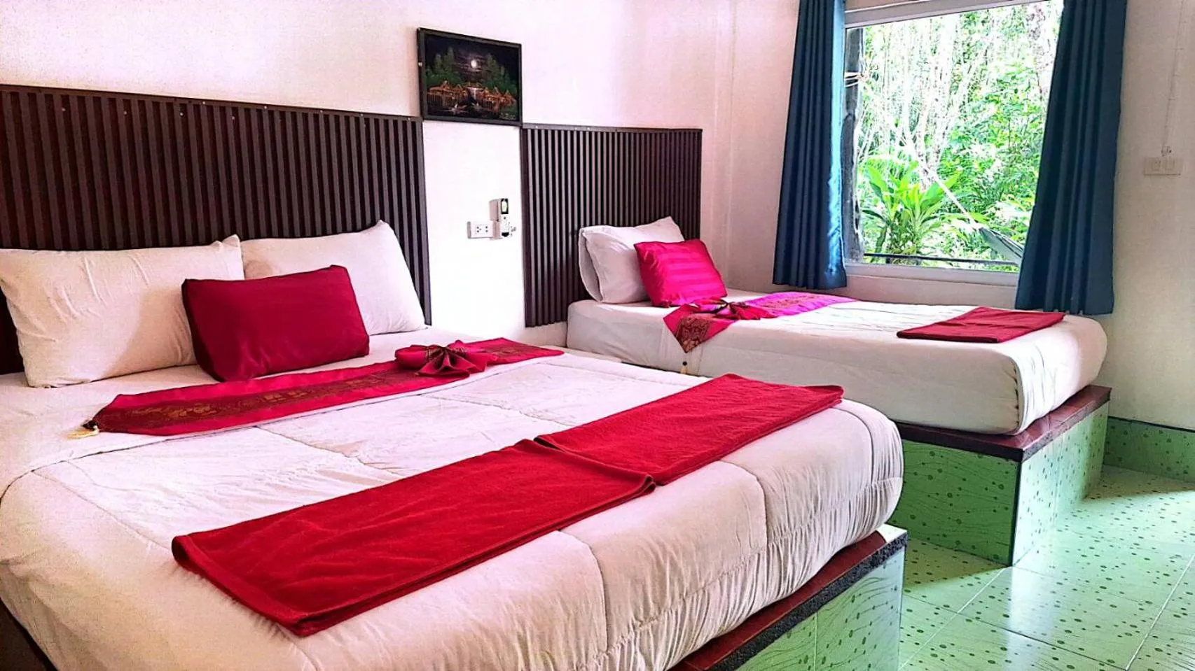Photo of the whole room, Bed in Lanta Maikeaw Bungalow