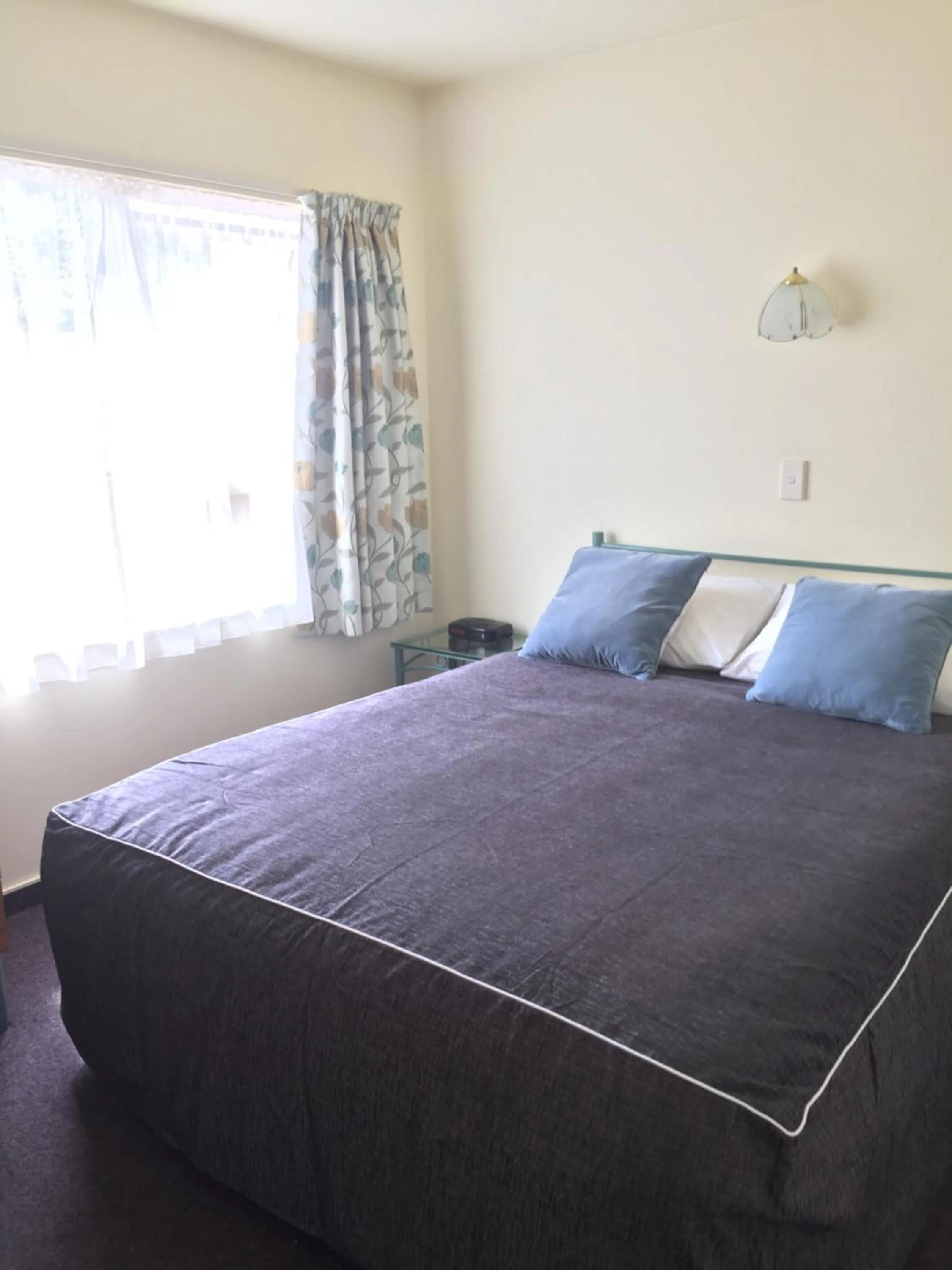 Bed in Bentons Motel