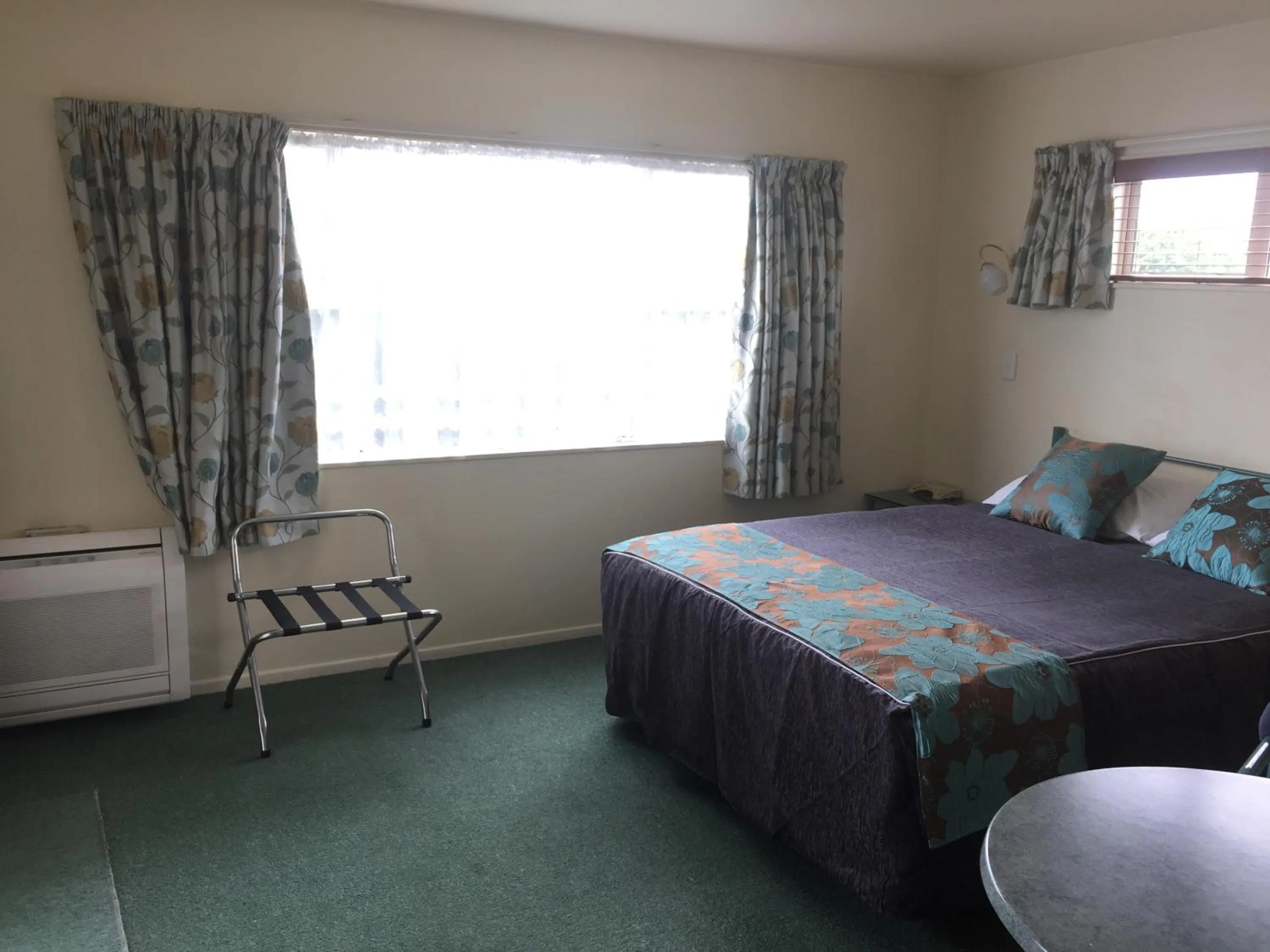 Bed in Bentons Motel