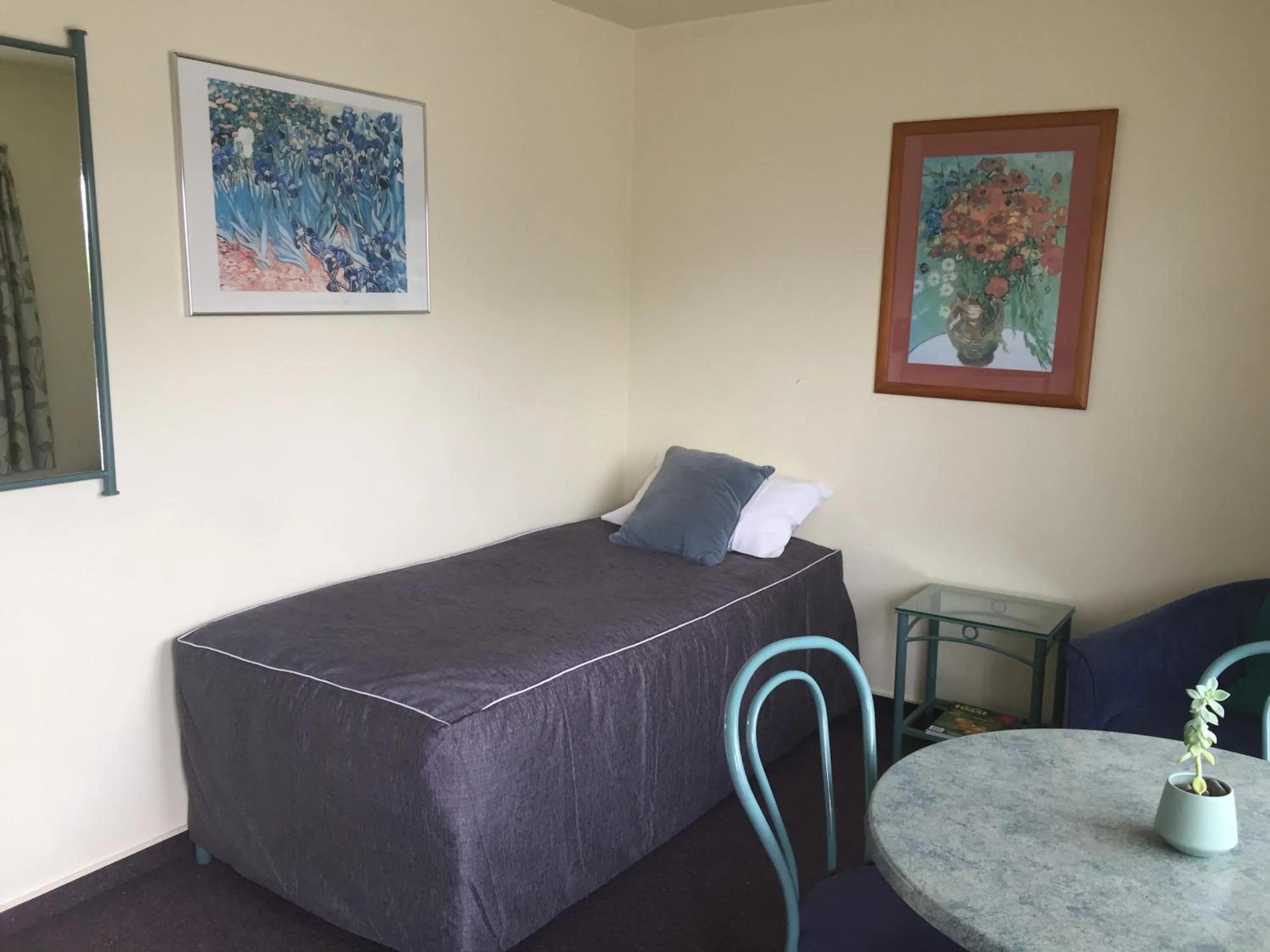 Bed in Bentons Motel