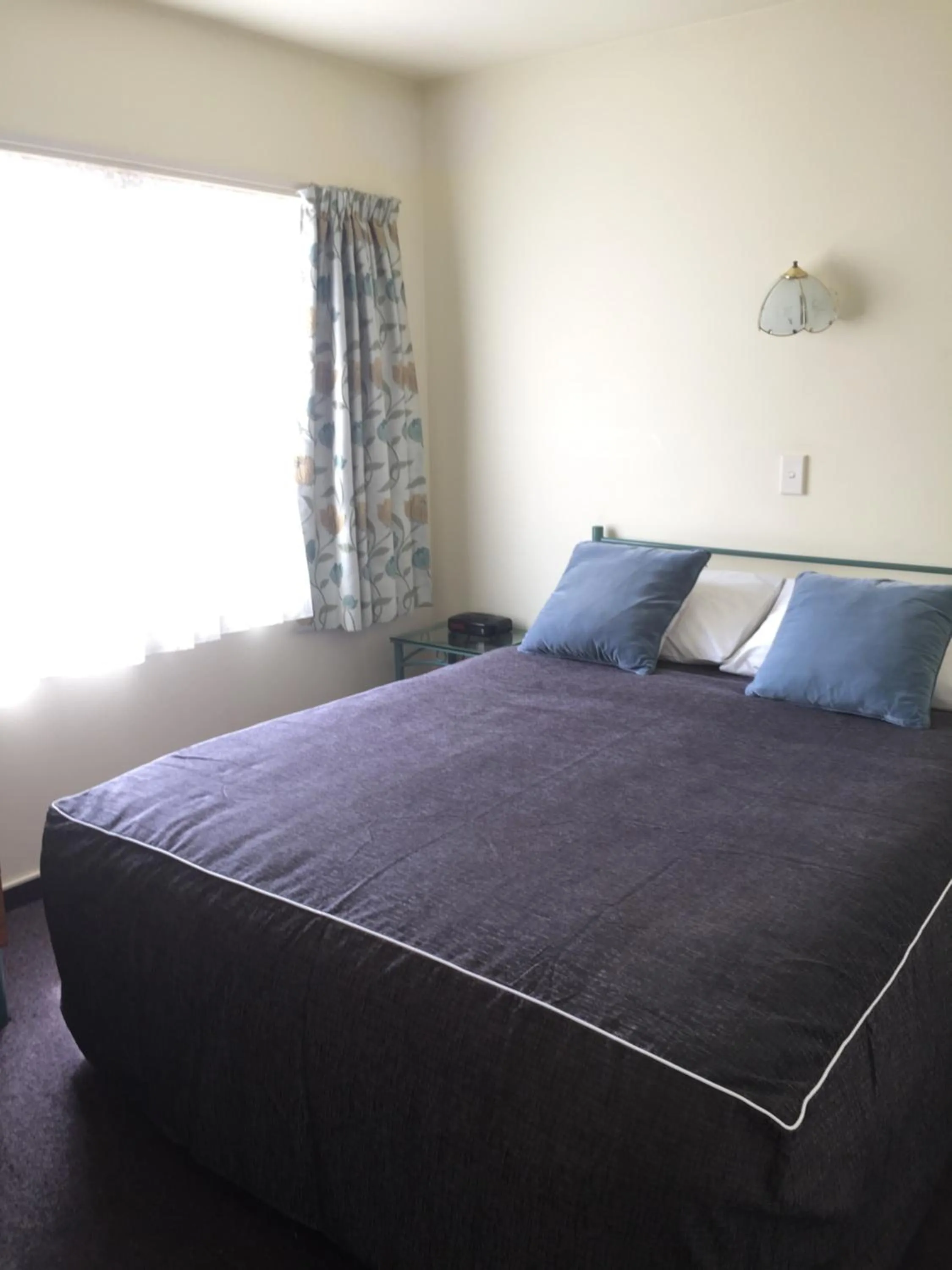 Bed in Bentons Motel