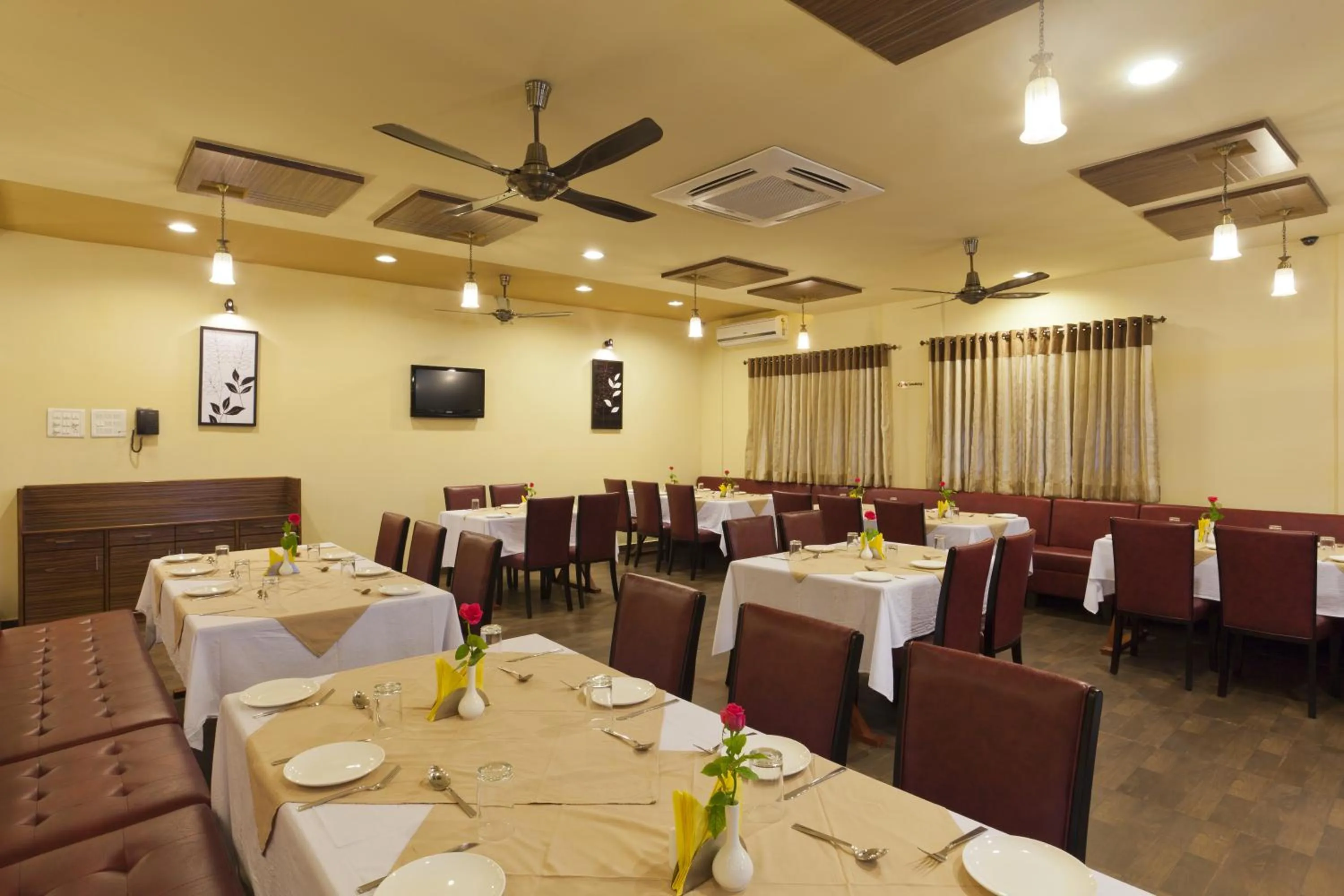 Restaurant/places to eat in Hotel Atria, Kolhapur