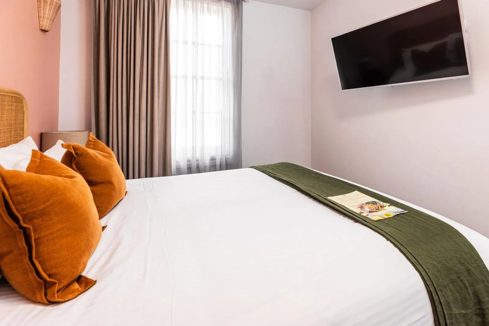 Bedroom, Bed in The Lucky Hotel