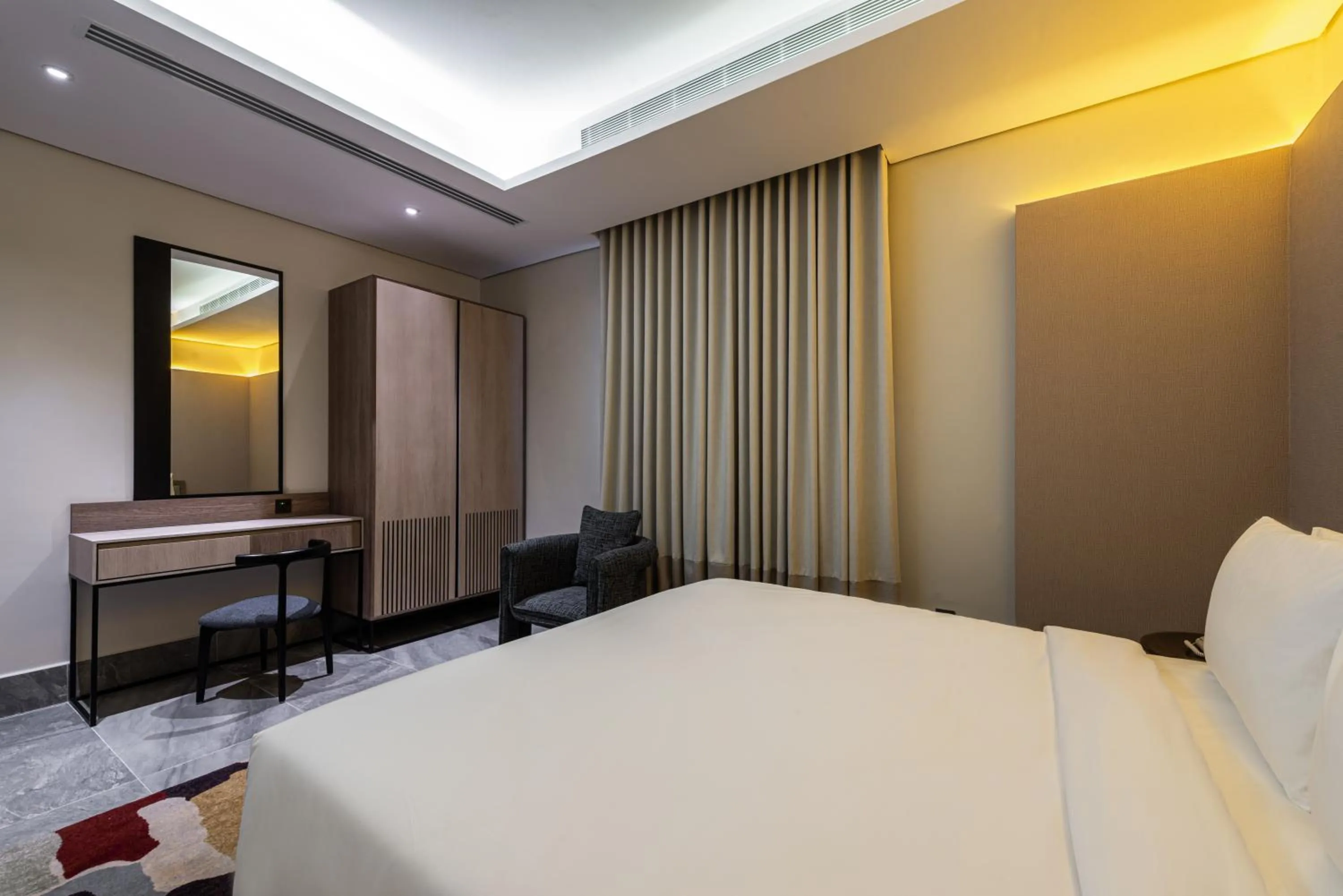 wardrobe, Bed in Ewaa Express Hotel - Abha